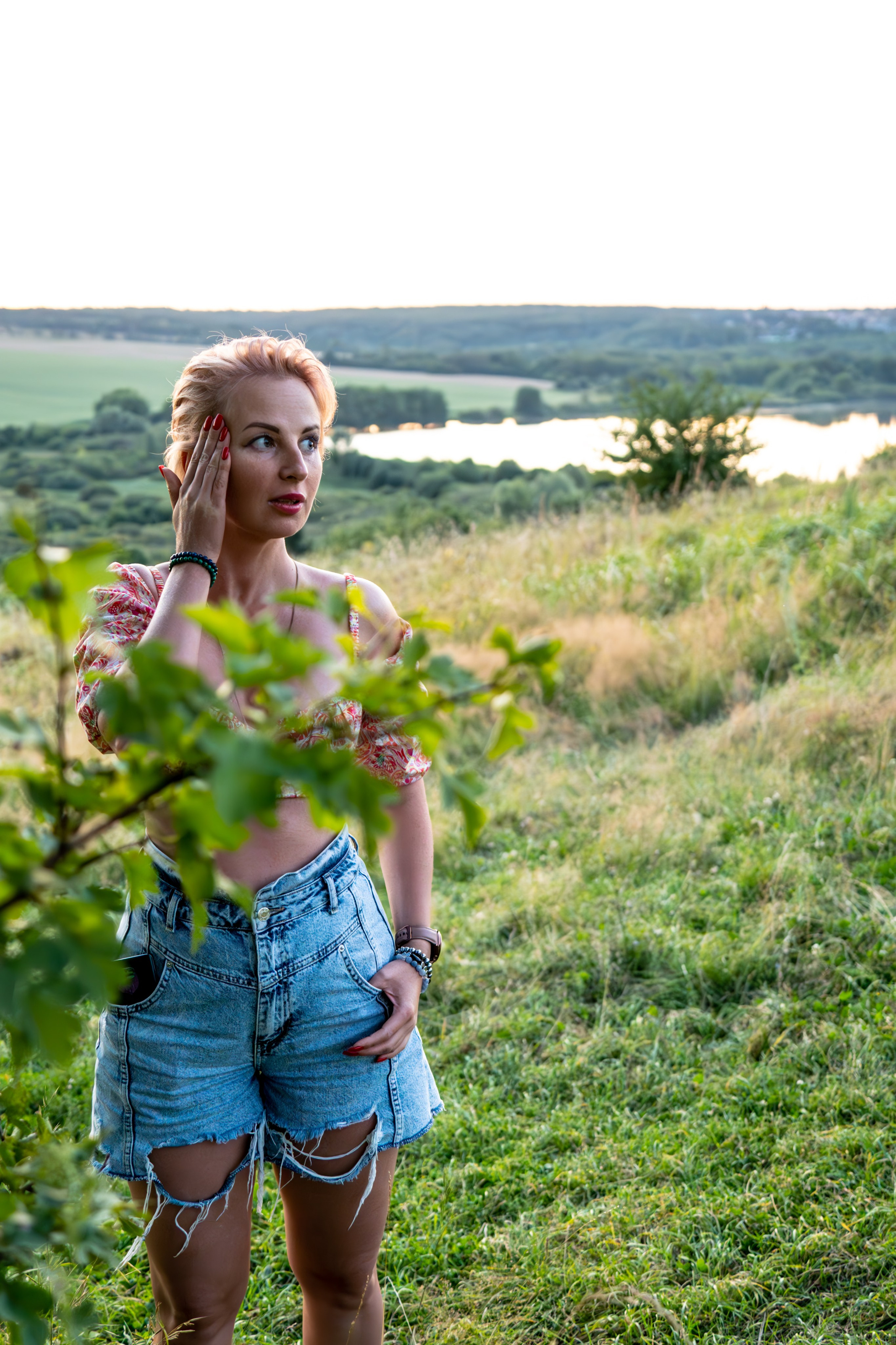 Фотография, сделанная во время профессиональной фотосессии. На ней изображена модель или группа людей в студии или на открытом воздухе. В кадре присутствуют студийное освещение и реквизит.