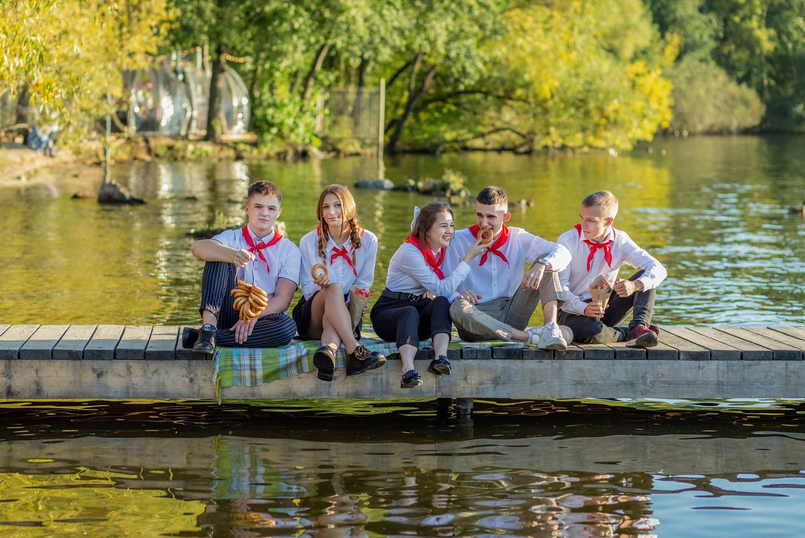 Пионеры в парке Дельфин — 11 класс школа 34. Выпускные альбомы Воронеж от Веры Соколовой
