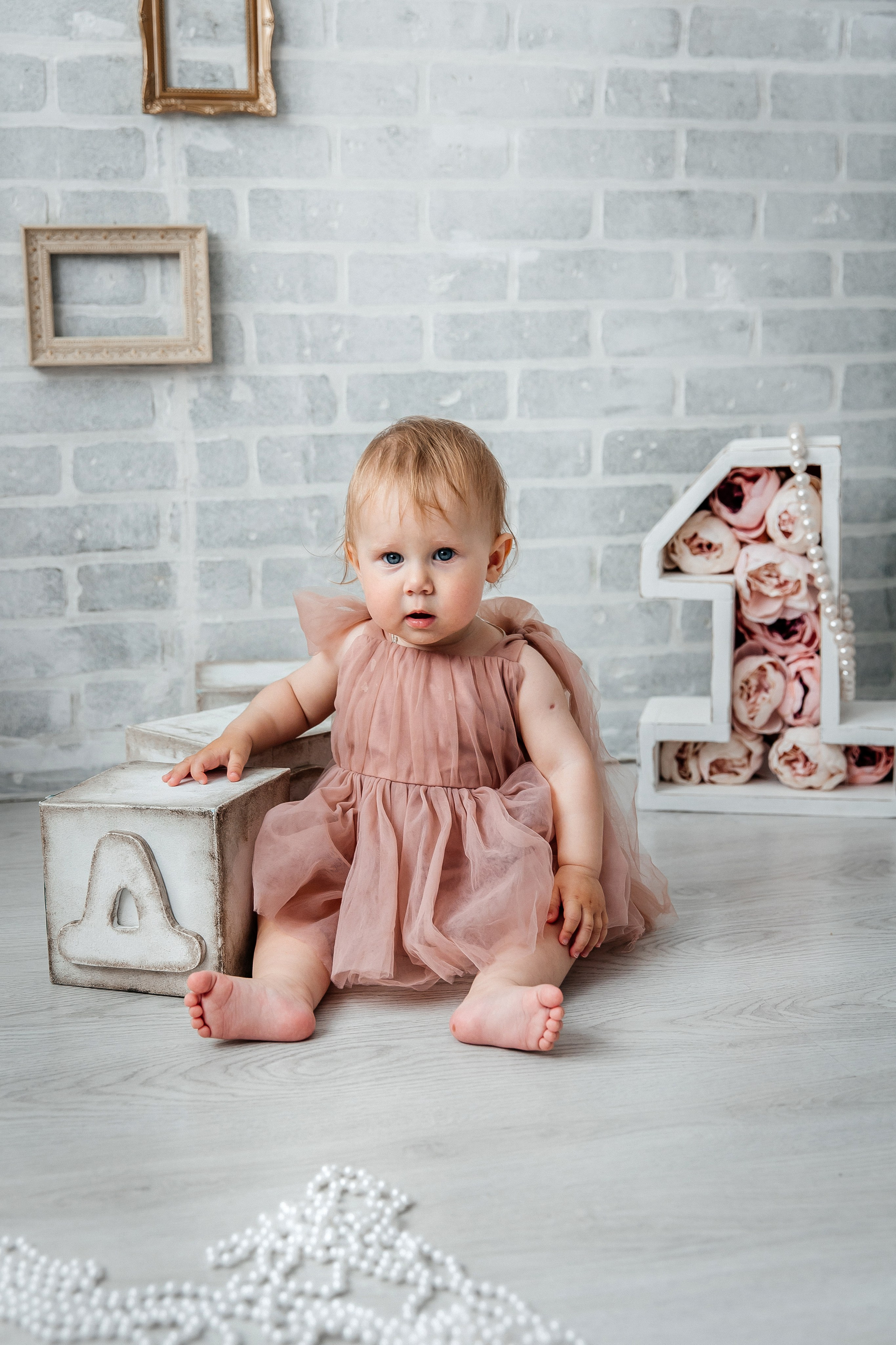 Минимализм (единичка, буквы-кубики, отдельный реквизит на фоне). Детский фотограф, выпускные альбомы в Нижнем Новгороде Бодягина Мария