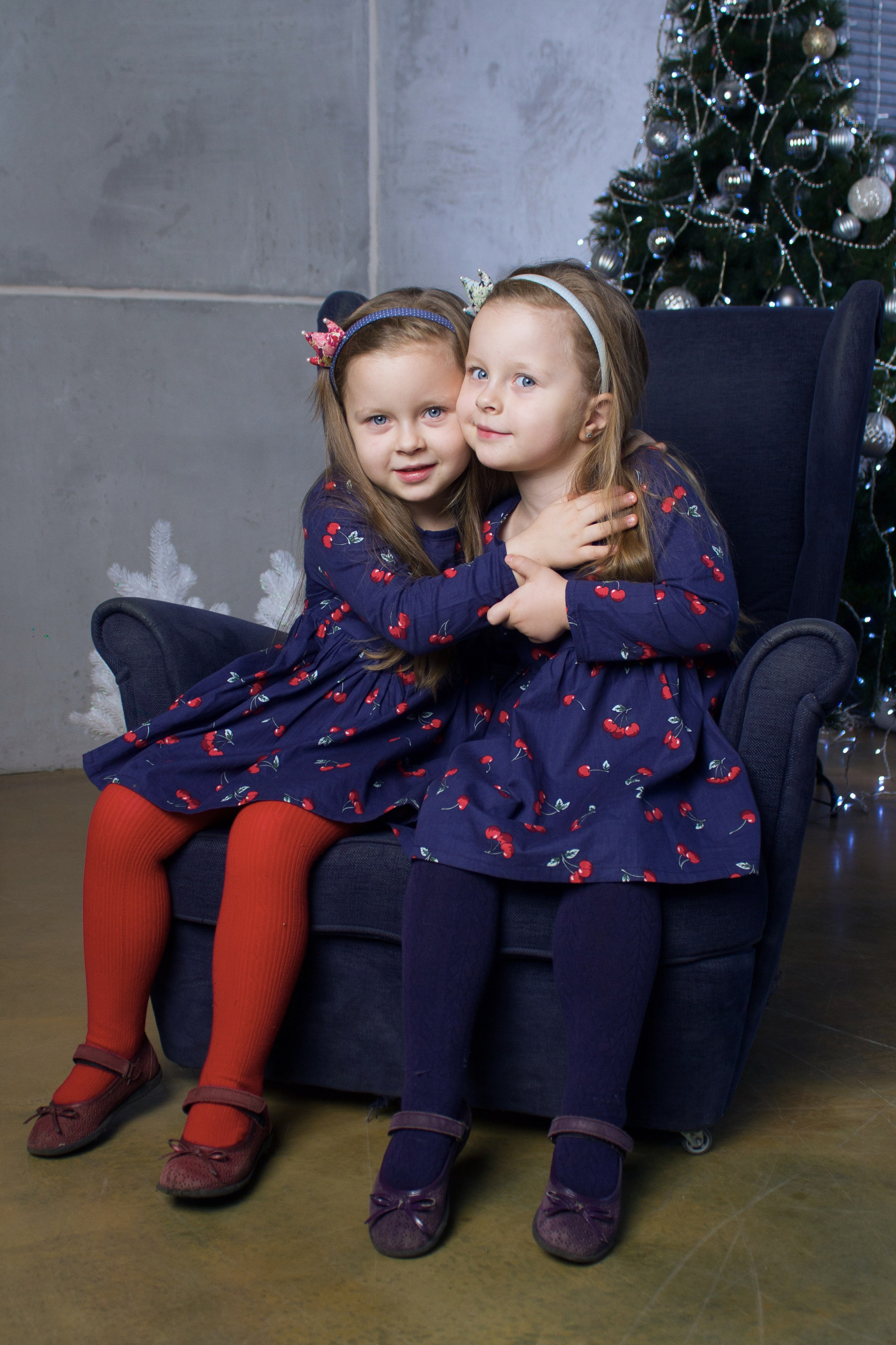 Фотосессия близняшек в студии. Школьные выпускные альбомы в Москве Марина Николаева