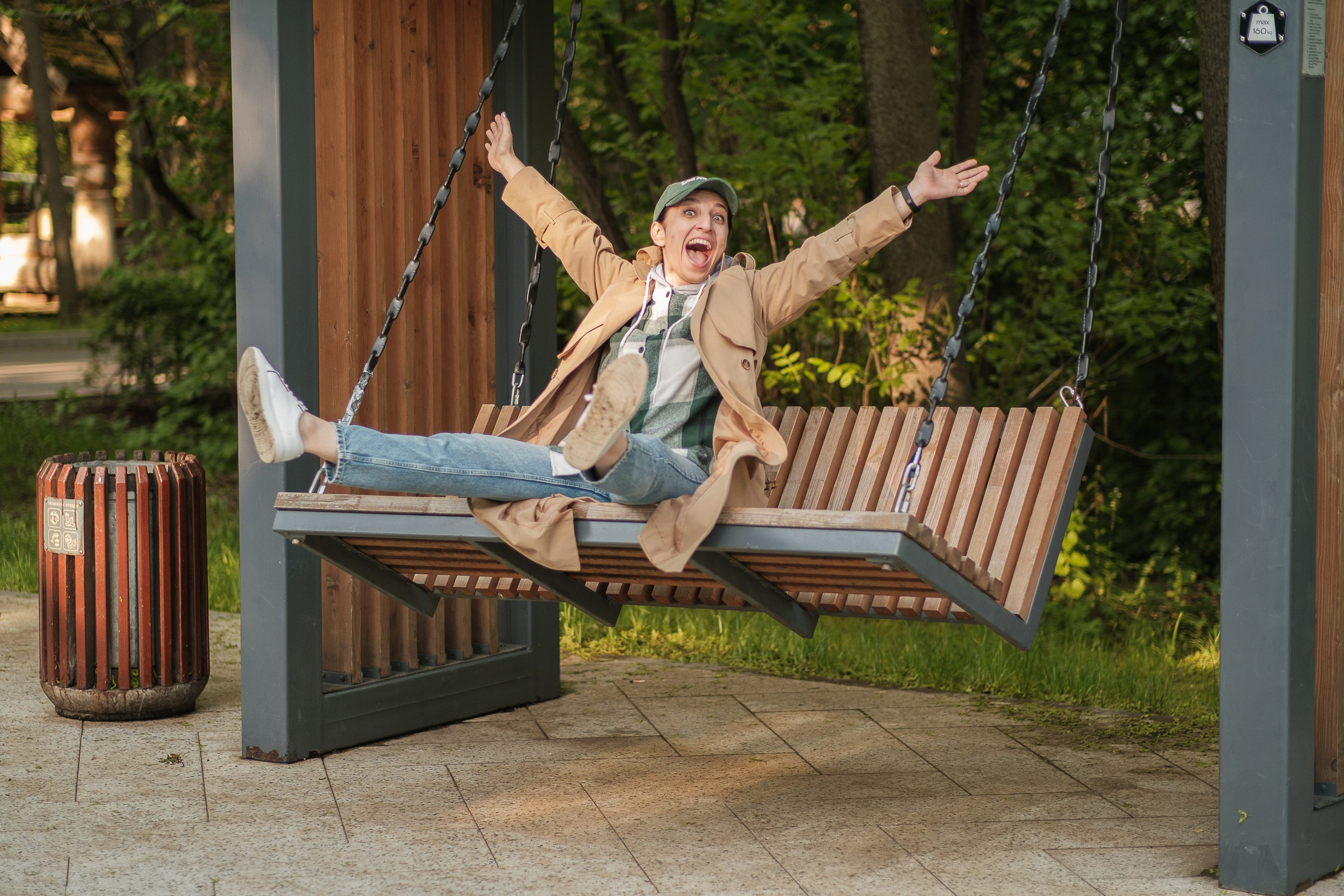 Зита Легоева фотосессия в Сокольниках, качается на качелях