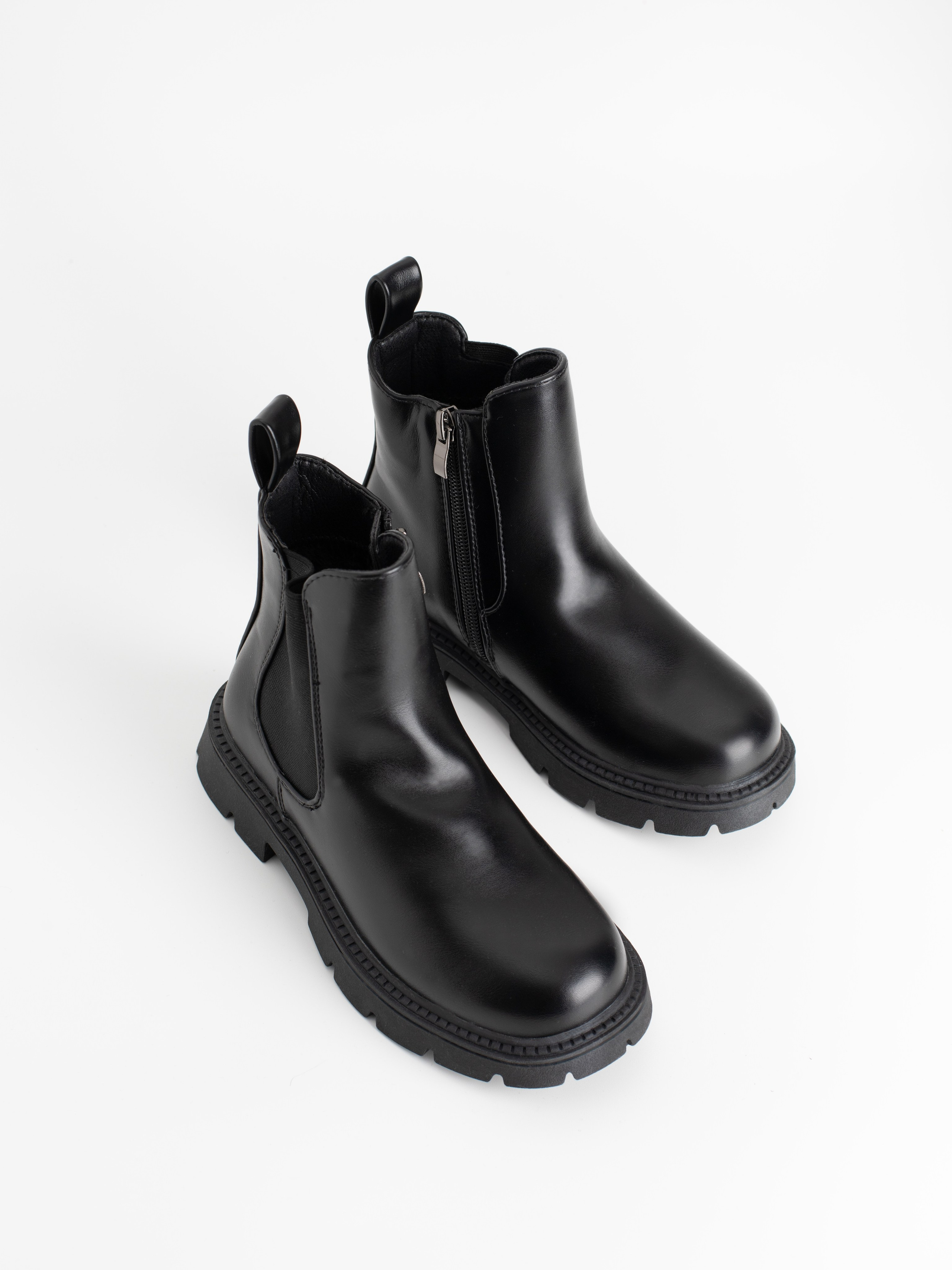 Ботинки для девочки. Фотостудия предметной и модельной съёмки для маркетплейсов