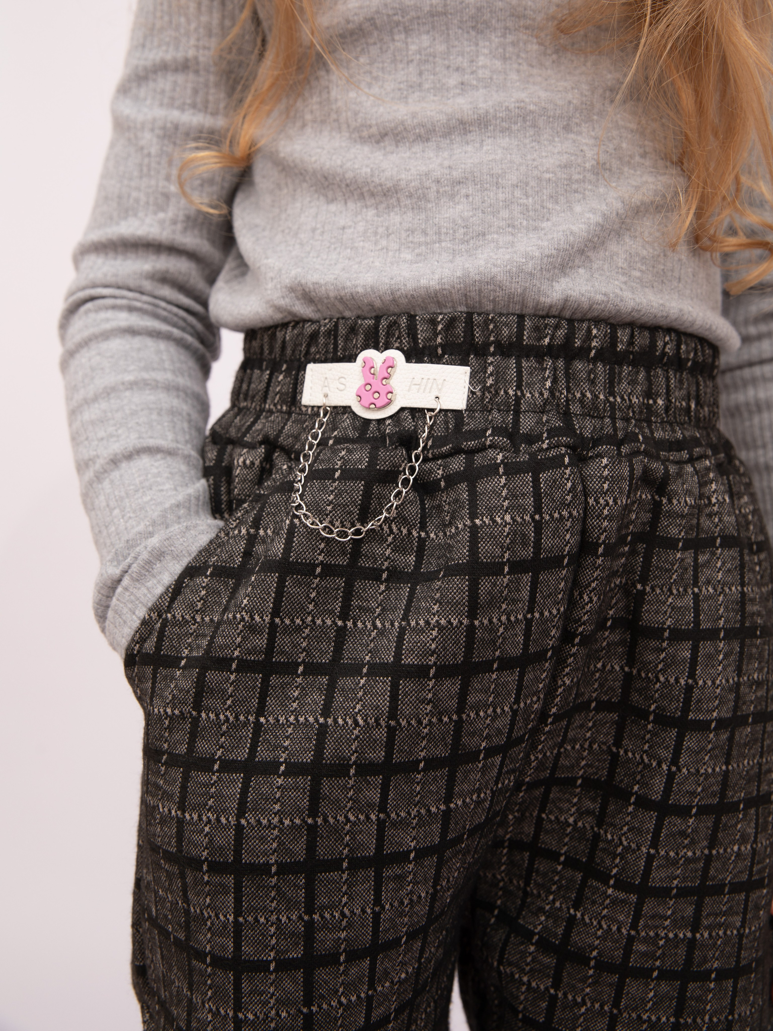 Детские брюки. Фотостудия предметной и модельной съёмки для маркетплейсов