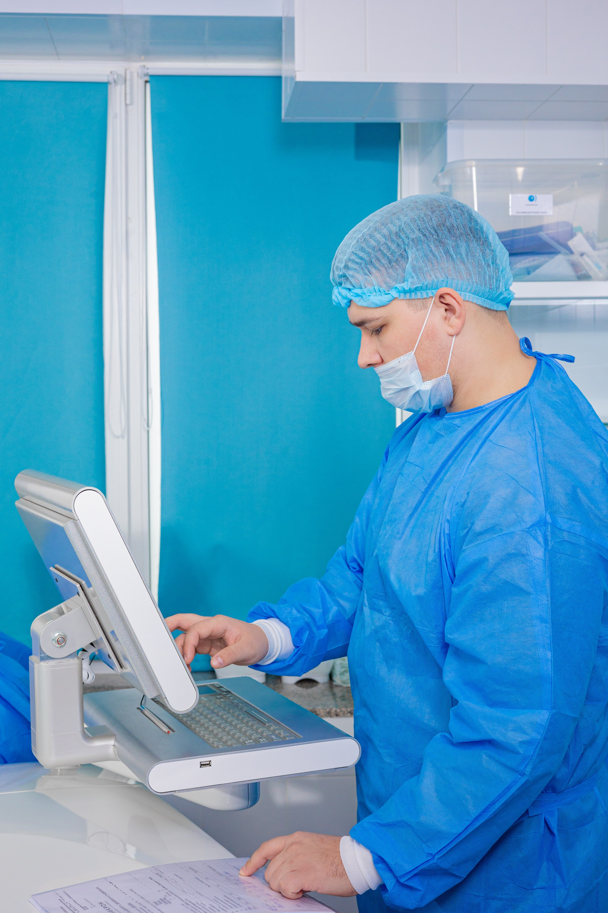 работа инженера в операционной во время операции 