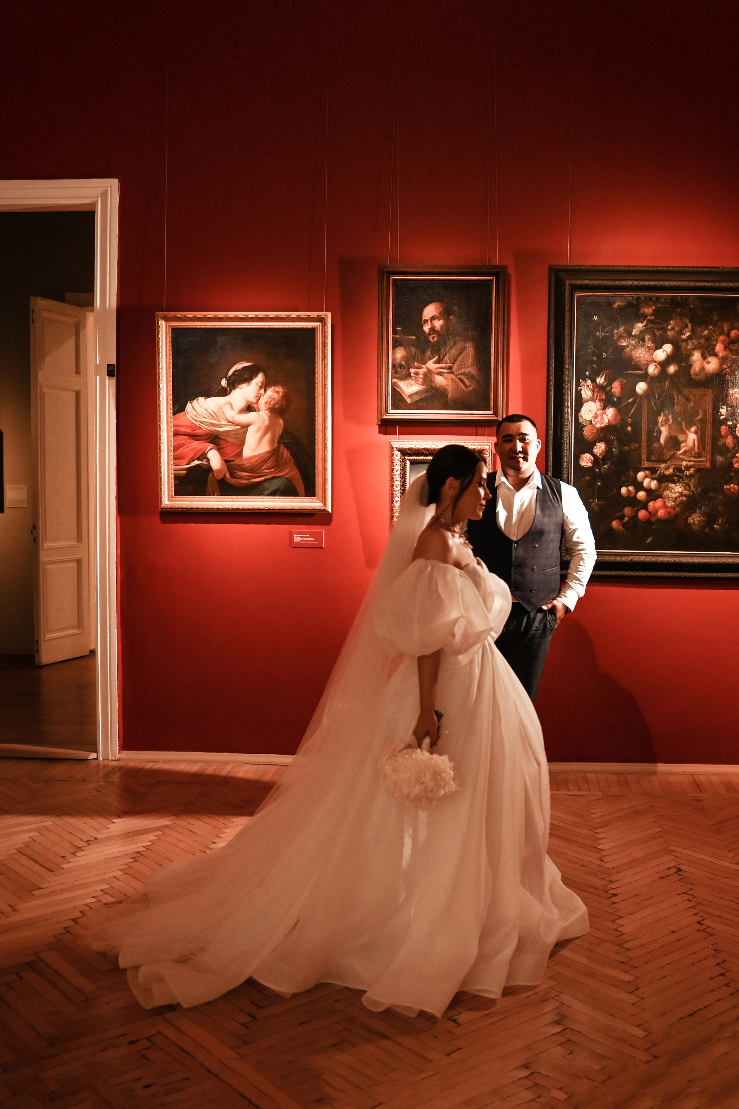 Небольшая свадебная серия в музее и прогулкой под дождем Эльмиры и Ризата. Свадебный, семейный, детский, контент фотограф в Омске Максим Ильин