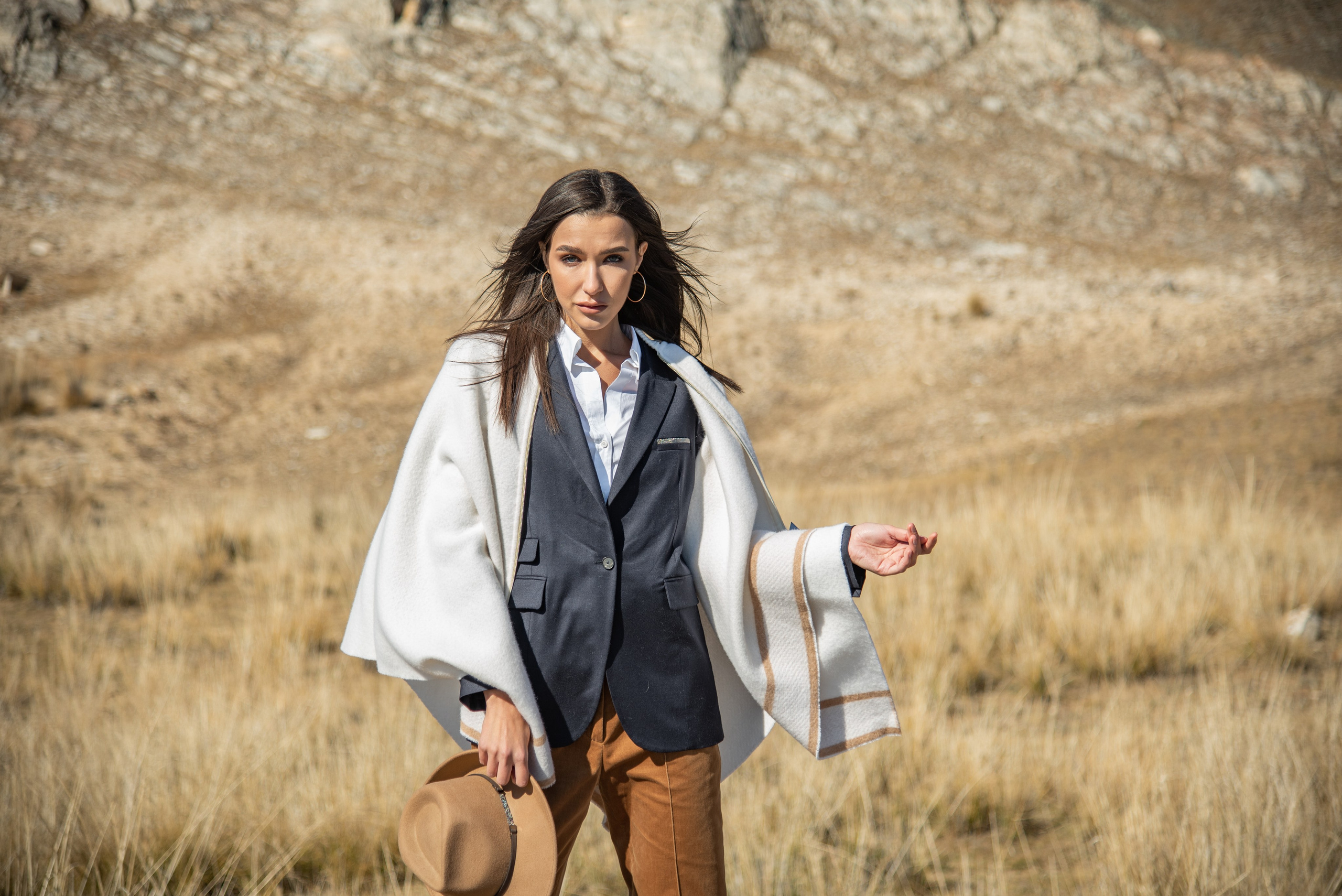 Съёмка одежды на Ольхоне. Занимаюсь профессиональной фотографией и живу рядом с Байкалом. Работаю в разных жанрах