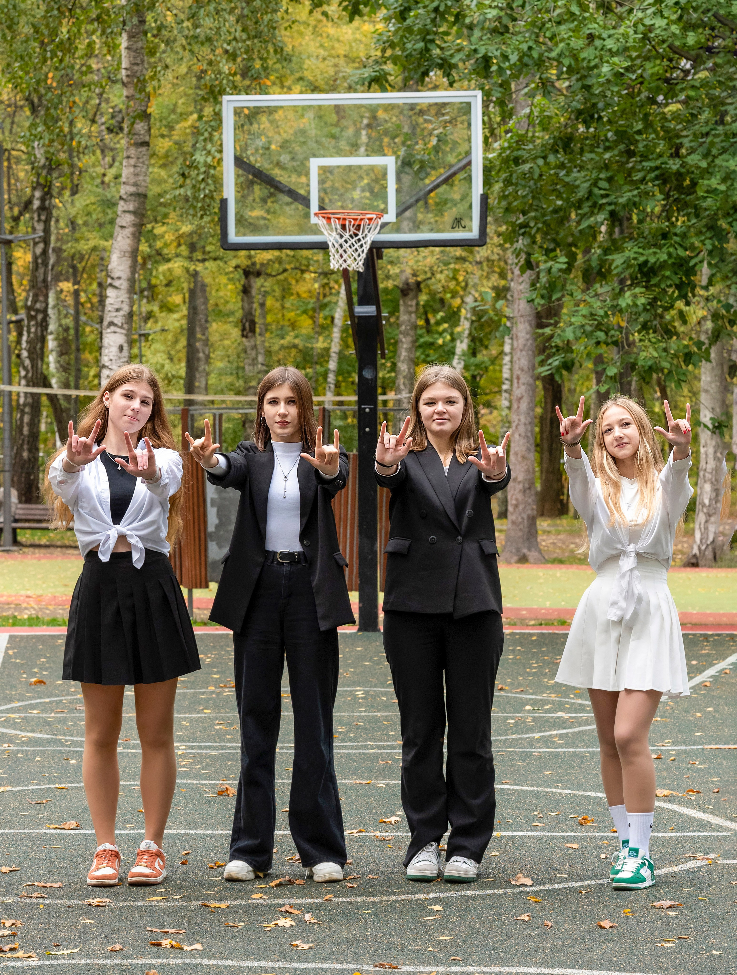 Осенняя фотосессия в парке 9-А класс Школа 953. Детский и семейный фотограф г. Москва Оксана Катаджи