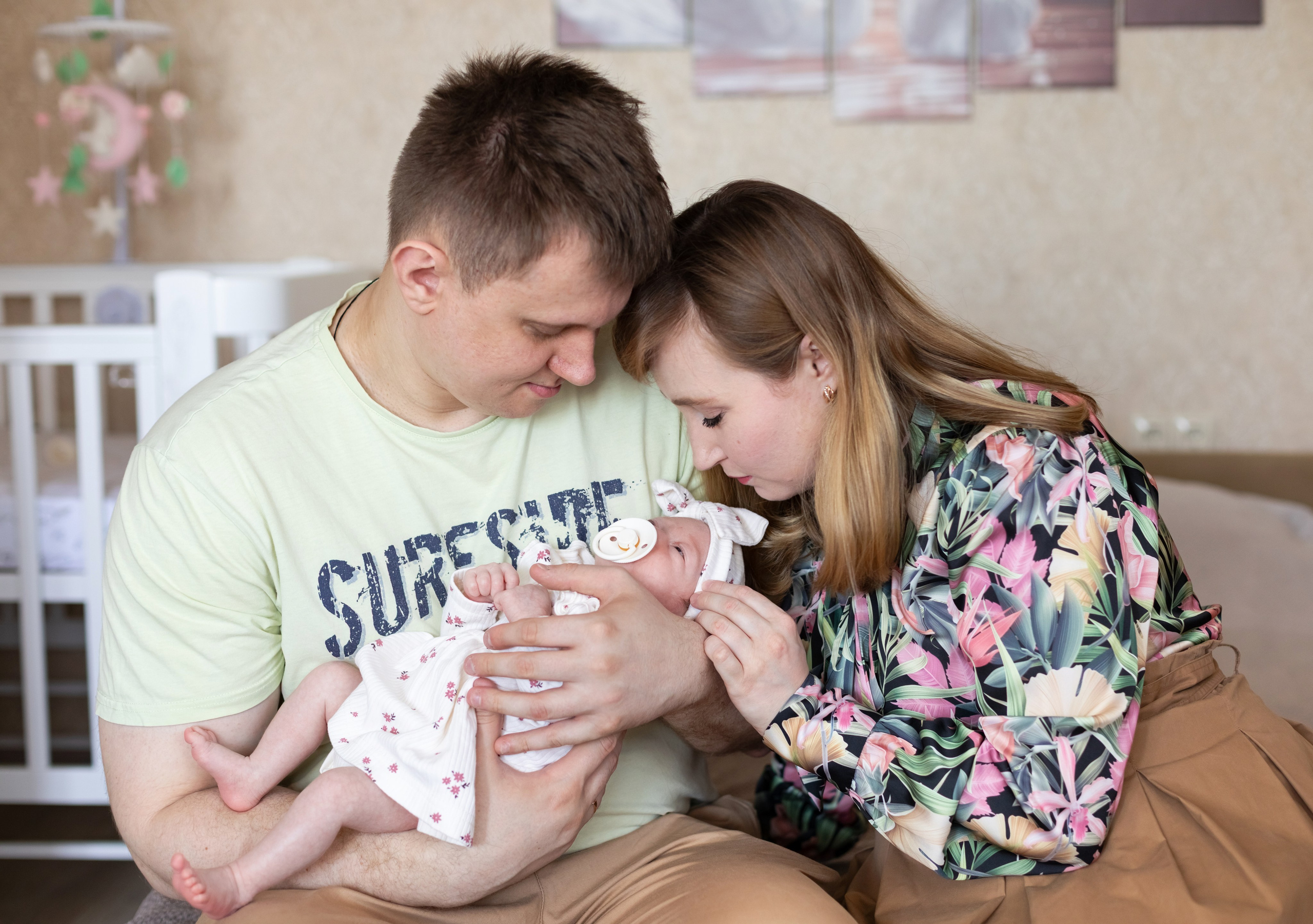 Домашняя съемка новорожденных Москва. Фотосъемка выписки из роддома в Москве, заказать фотографа на выписку ньюборн съемка в роддоме newborn фотограф в Юдино