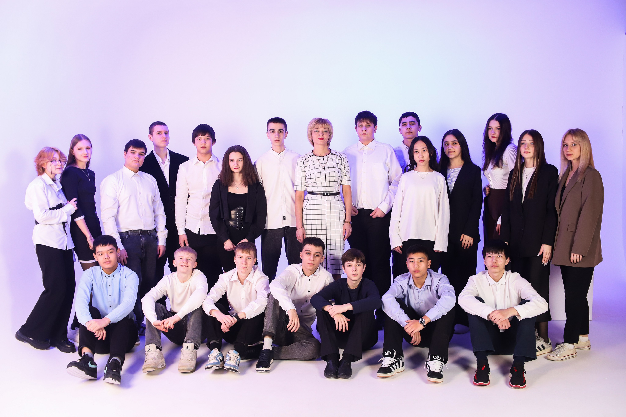 9 Класс в студии с неоном и белой циклорамой. Фотограф в Сургуте Брызгунова Анастасия