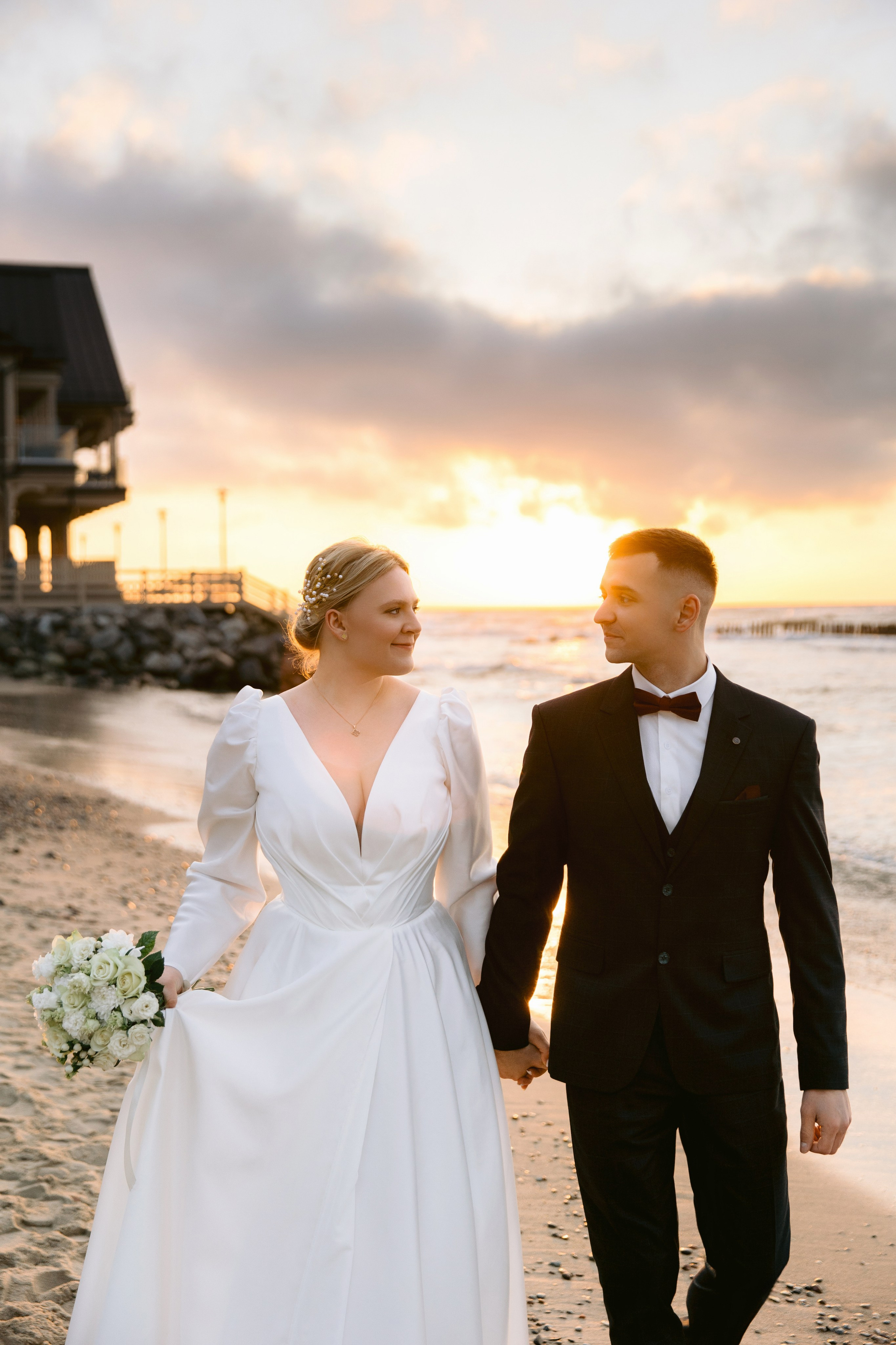 Свадебная фотосессия на закате на море. Свадебный фотограф в Калининграде Мария Ямышева