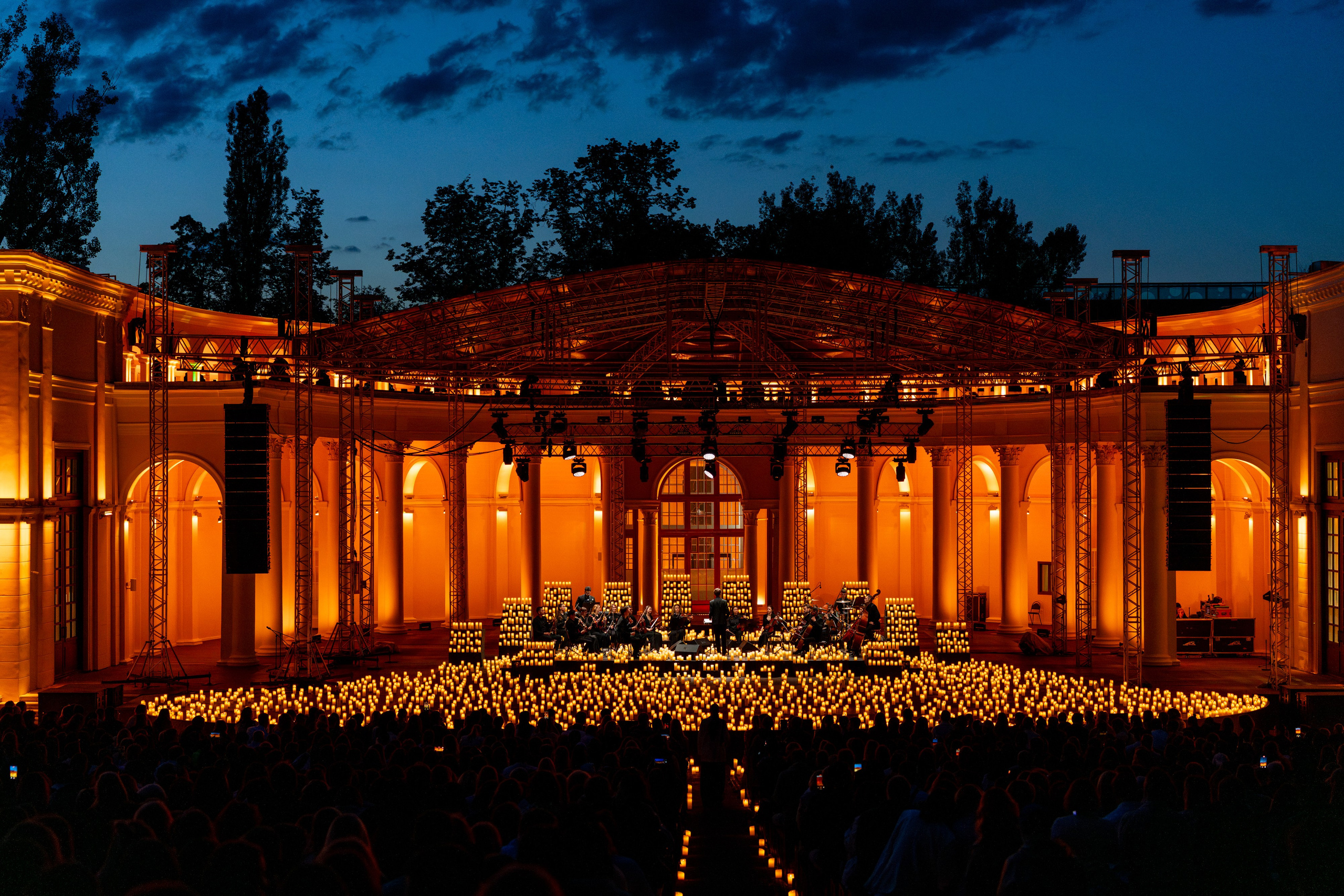 Симфонический оркестр Lumisfera при свечах. Фотограф Никита Комаров