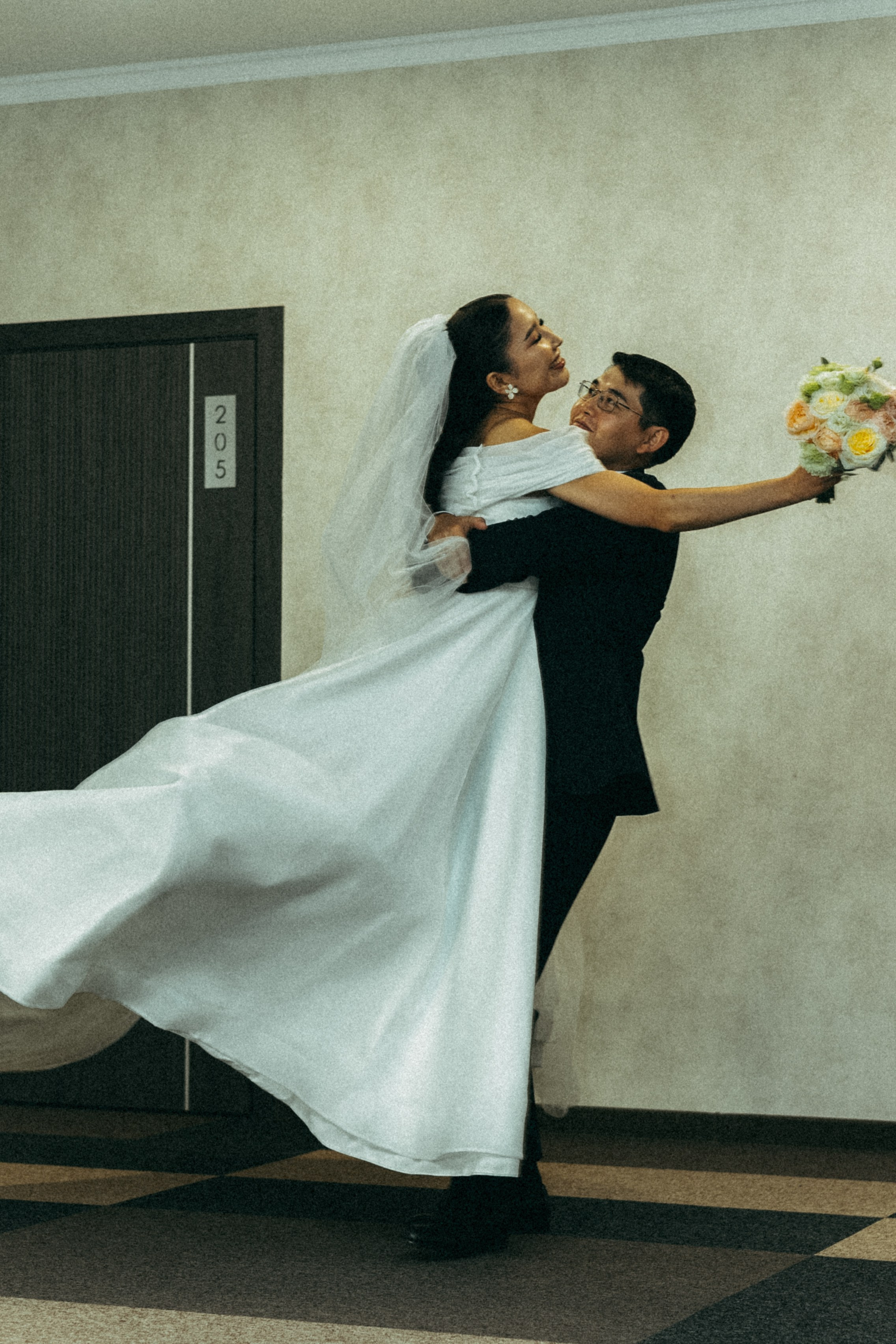 Романтическая свадебная фотосъемка у отели - невеста и жених кружатся