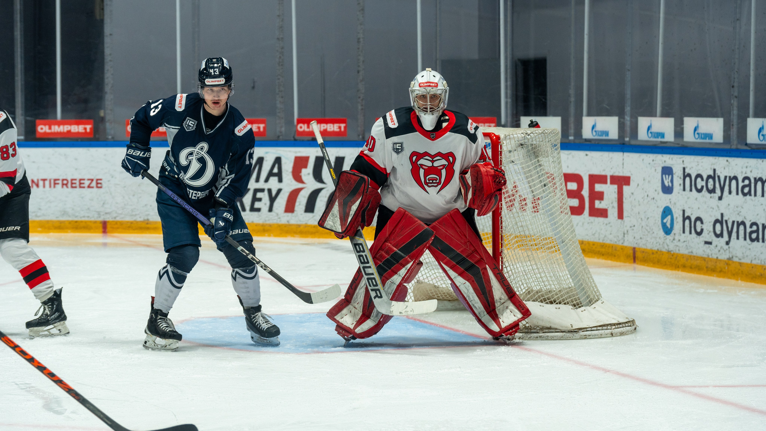 Хоккейный матч «Динамо» — «Молот» в Санкт-Петербурге, напряжённый момент у ворот. Спортивная фотосъёмка от репортажного фотографа.