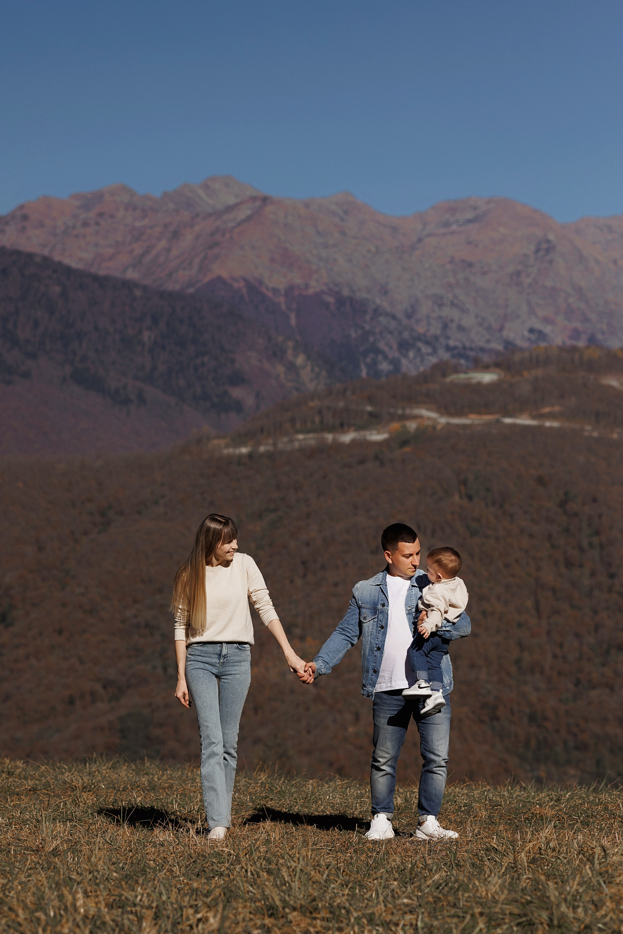 Семейная фотосессия в Красной поляне. Свадебный и семейный фотограф в Сочи Денис Вялов