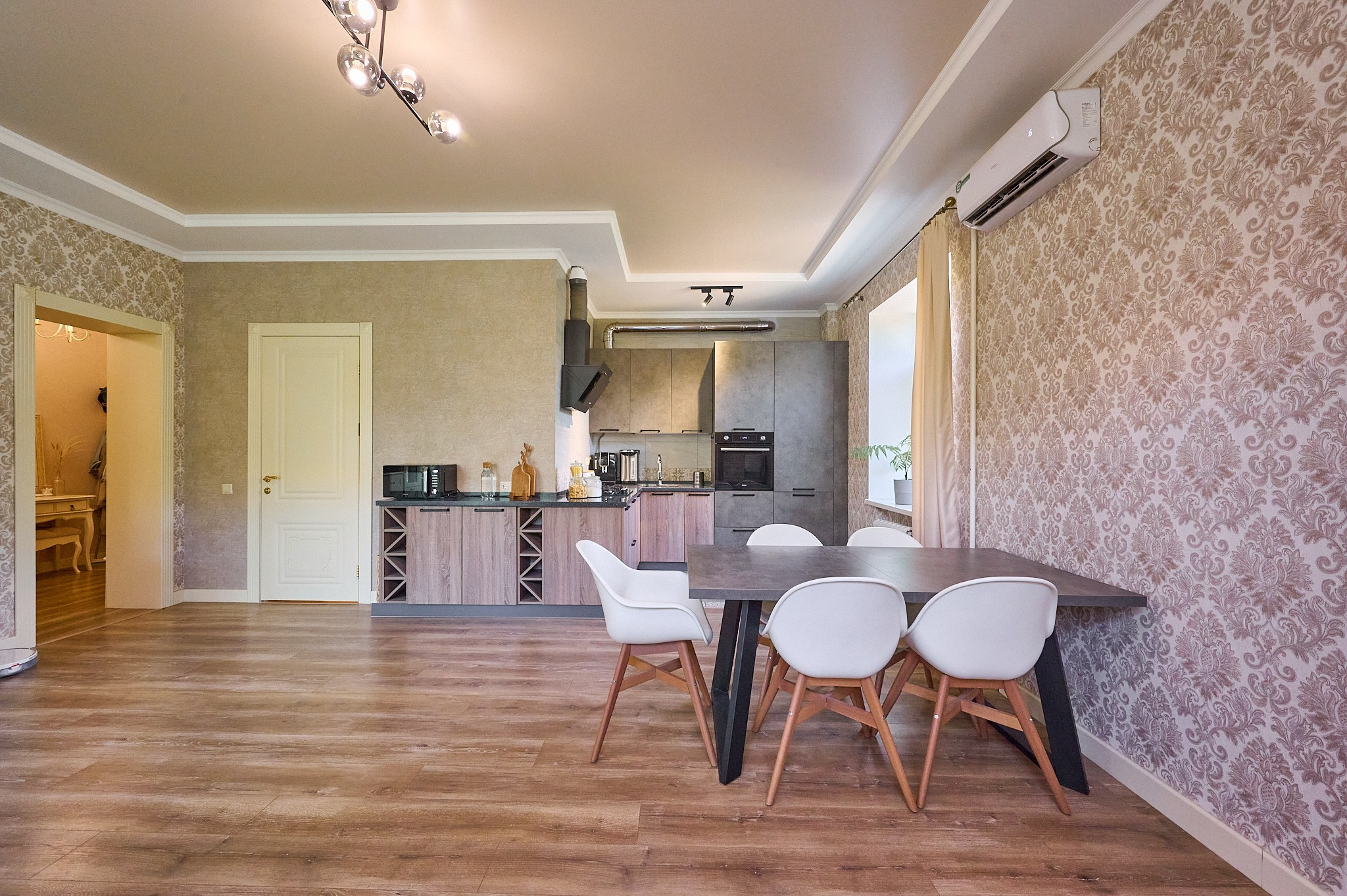 кухня цветные стены черный стол белые стулья светлые шторы