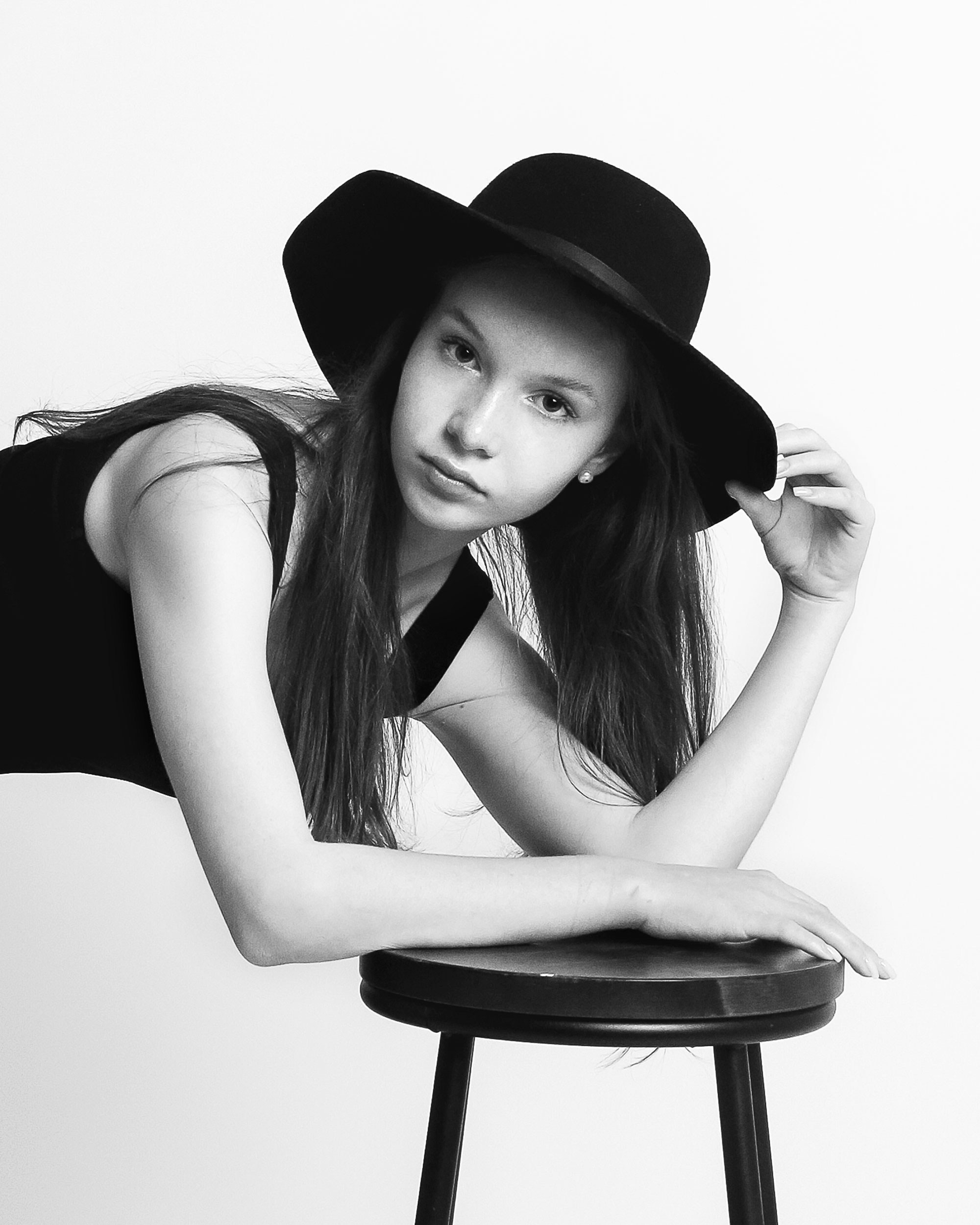 студийный портрет для девушки в шляпе