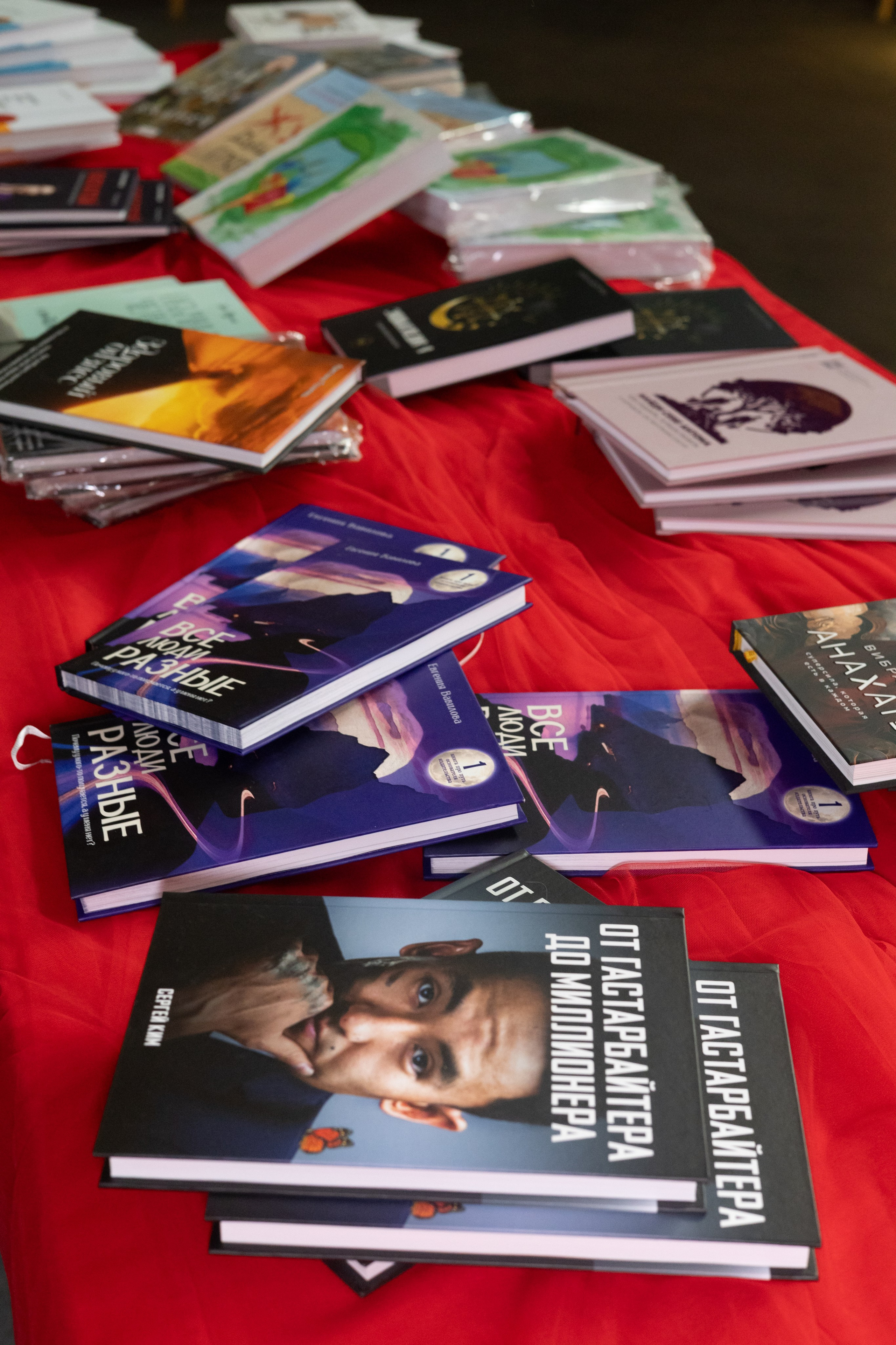 Выставка «АНГЕЛЫ МИРА». Фотограф Красноярск съемки лавстори, фотосессия в студии, портретная съемка, творческие фотосессии