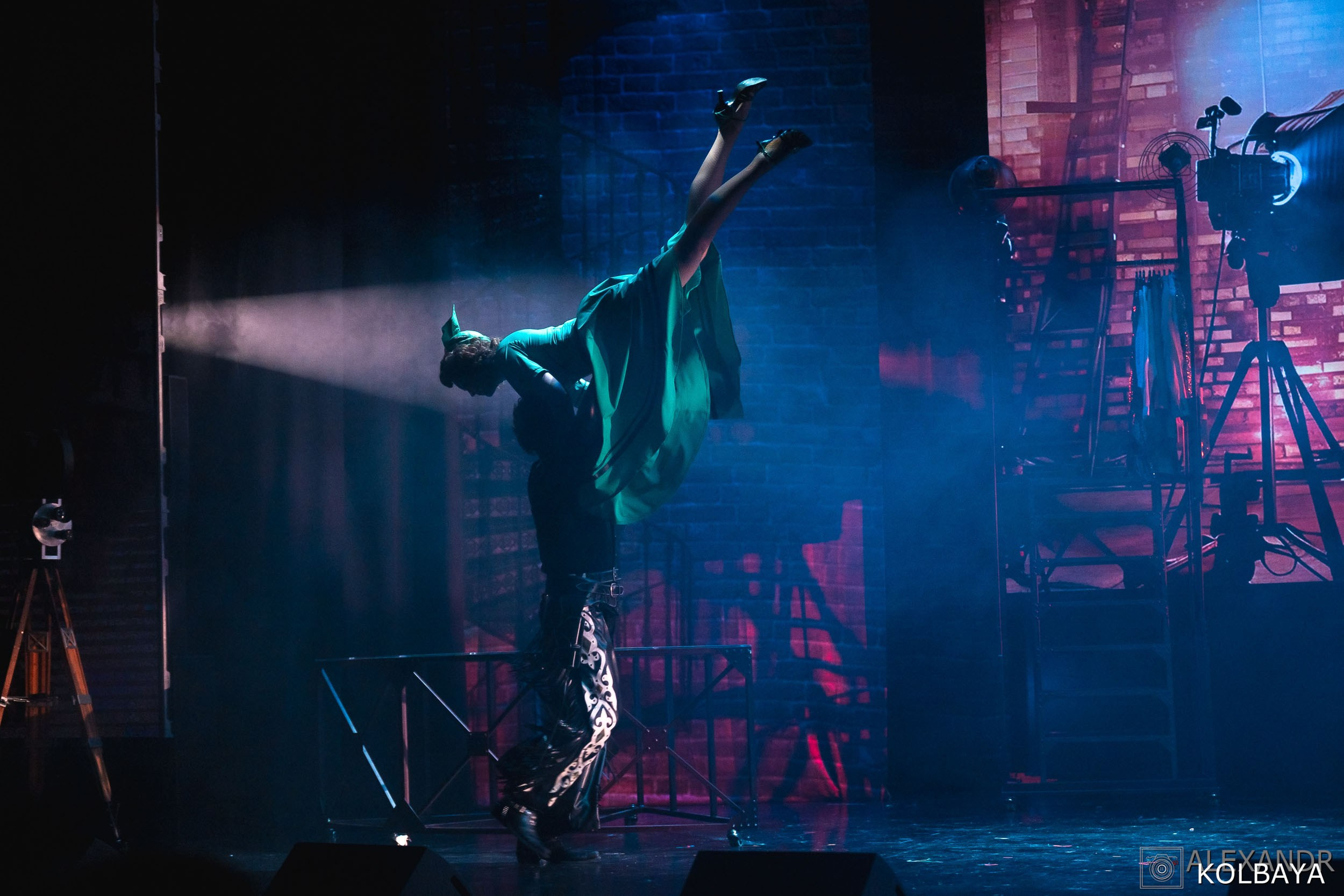 Фотографии со спектакля «Привет, я тетя Чарли». Концертный и театральный репортажный фотограф в Москве Александр Колбая