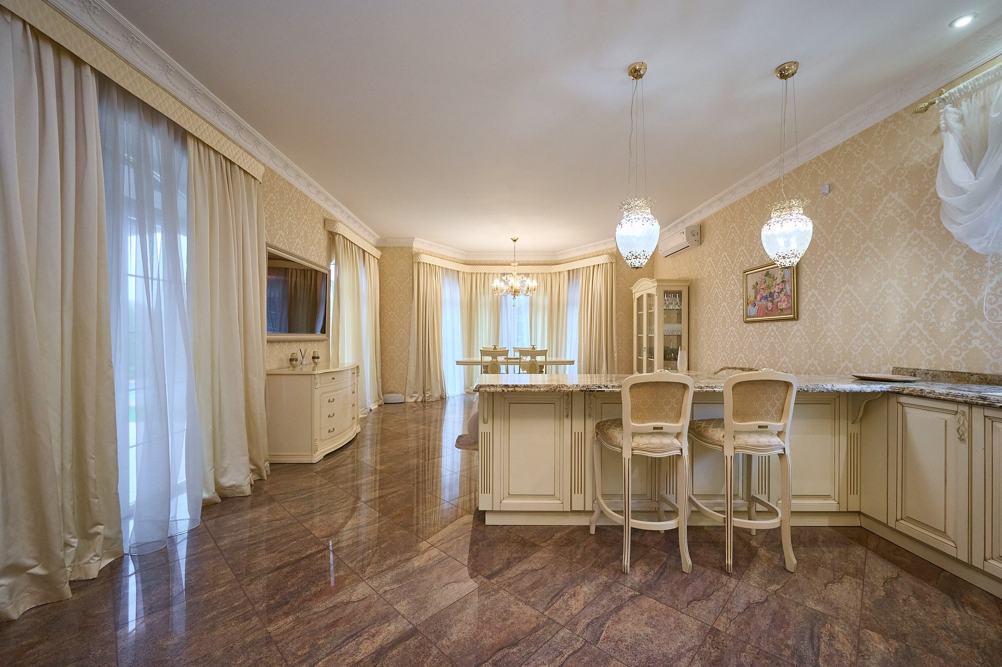 кухня светлые шторы белые  бежевые шкафчики стулья белые 