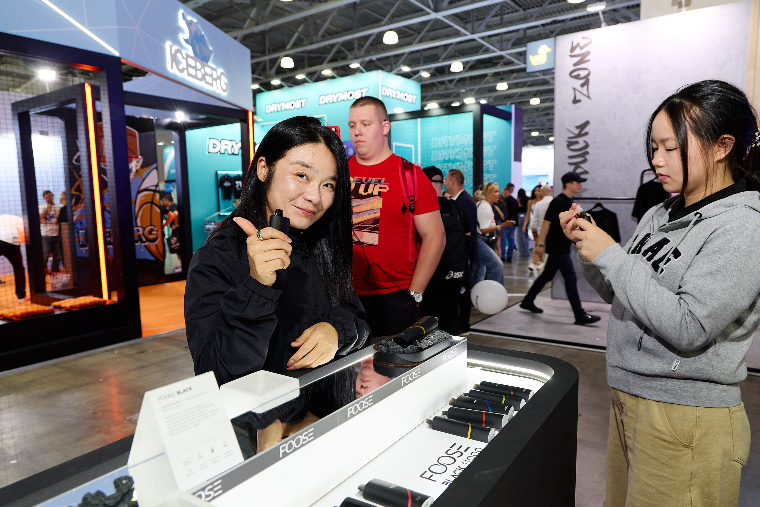 Довольный клиент на стенде компании