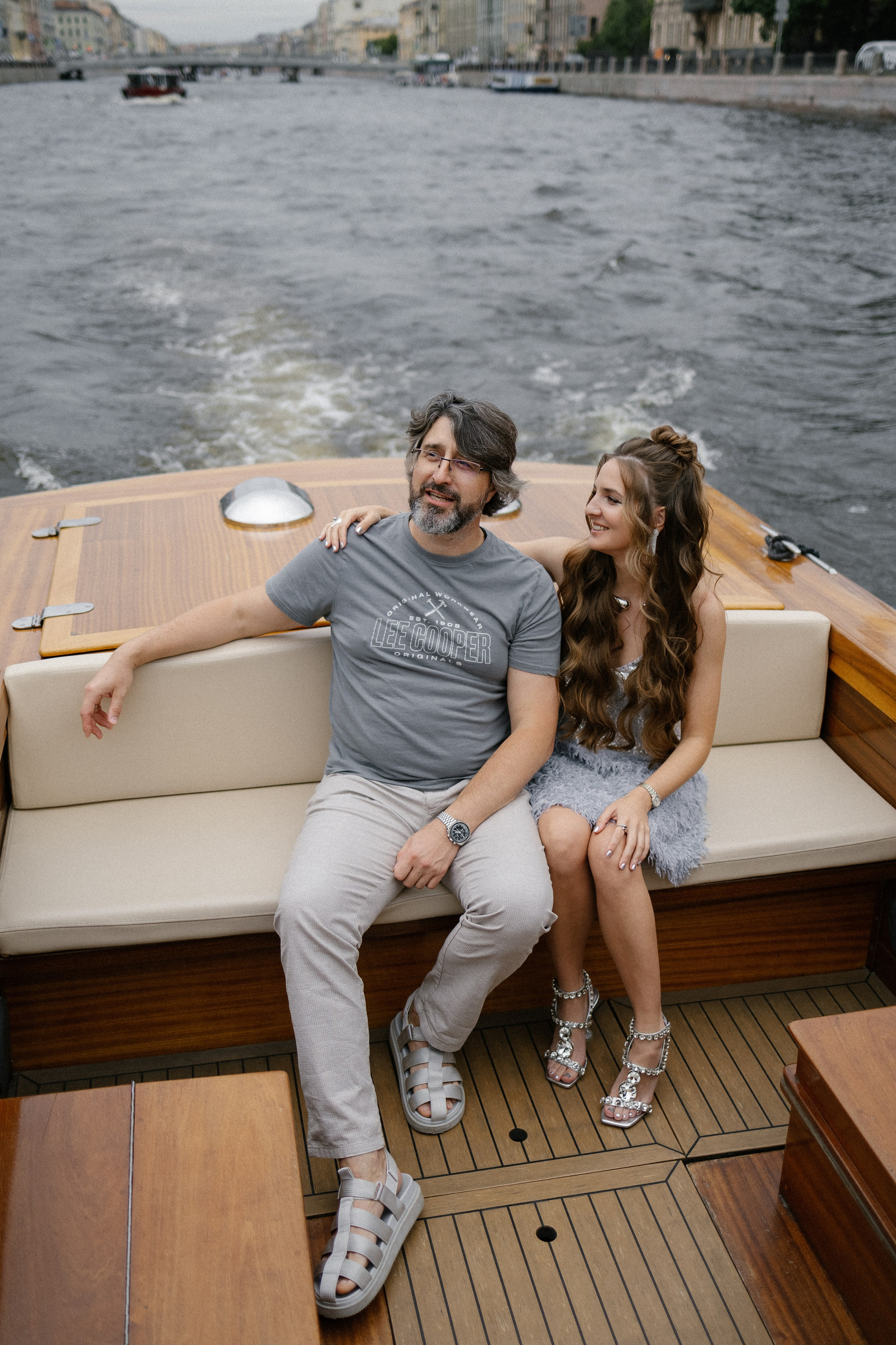 Прогулка на венецианском катере. Свадебный фотограф в Санкт-Петербурге Ксения Кобышева