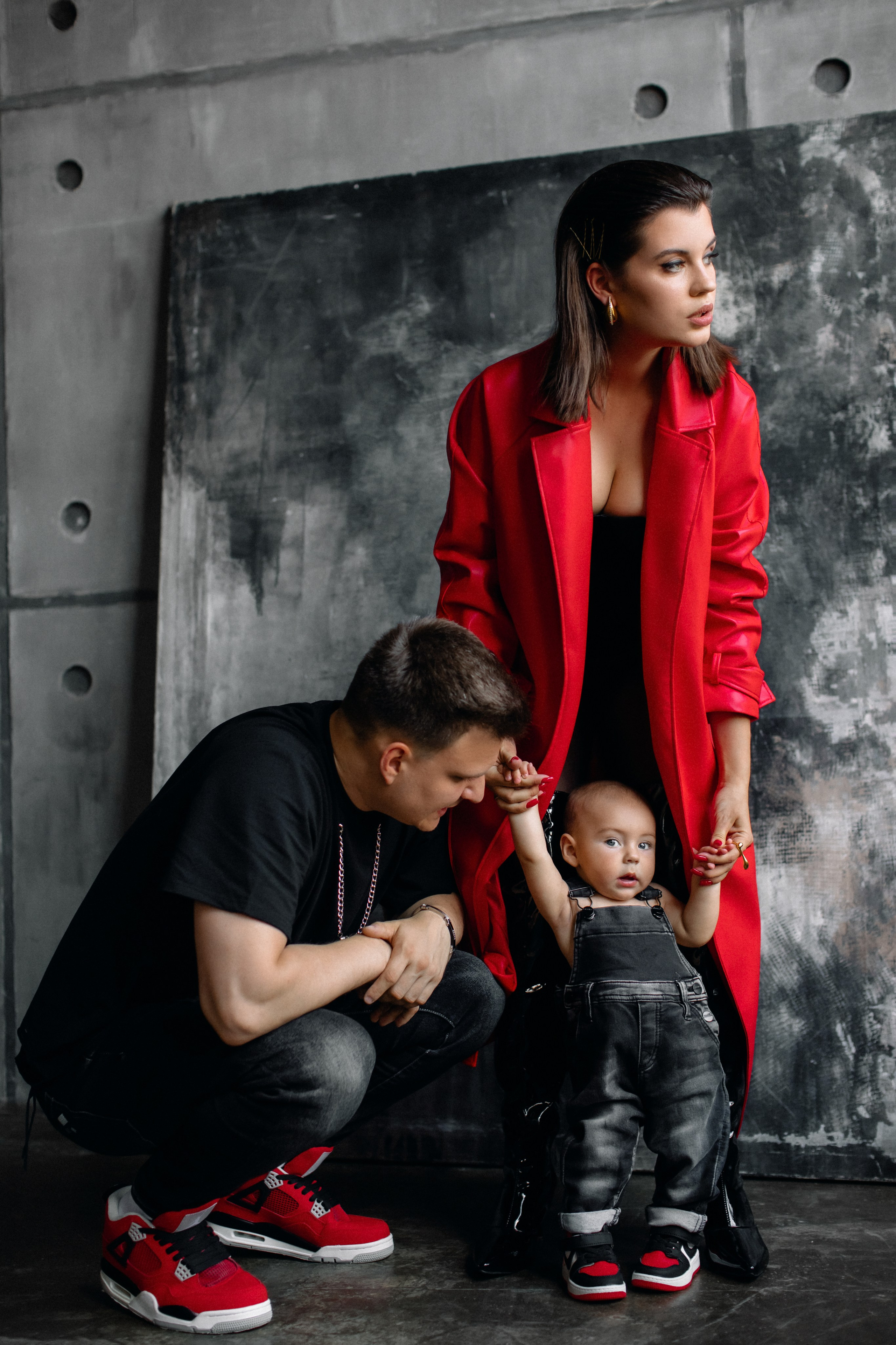 Мартину полгода. Семейная фотосессия в темной студии. Фотограф в Москве Ольга Сатони