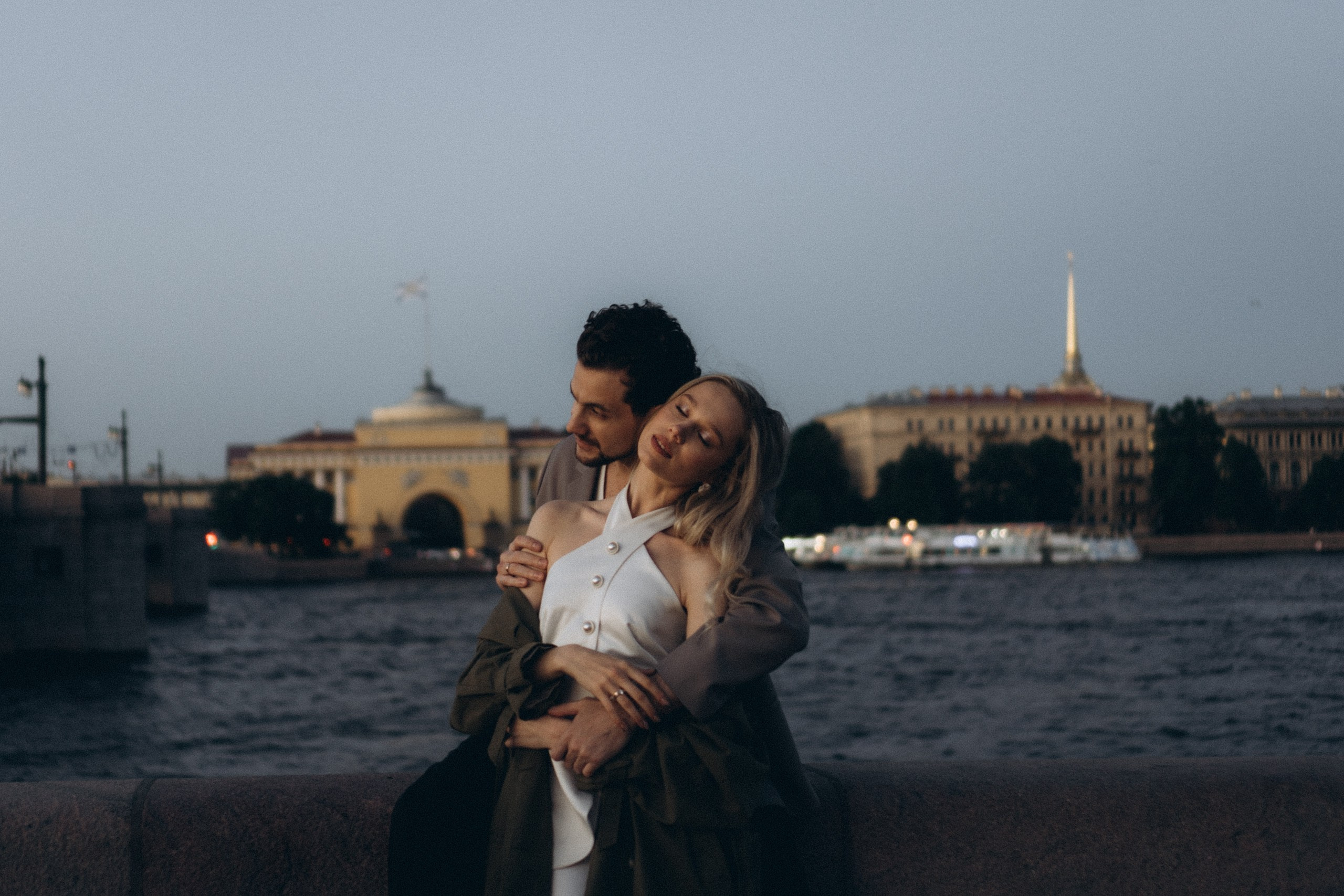 СВАДЕБНАЯ СЬЕМКА ПАРЫ НА РАССВЕТЕ В БЕЛЫЕ НОЧИ И ПРОГУЛКА С РАЗВОДНЫМИ МОСТАМИ И ПИКНИК ВОЗЛЕ ИСАКИЕВСКОГО СОБОРА. Профессиональный фотограф, Санкт-Петербург — Виктория Богомолова