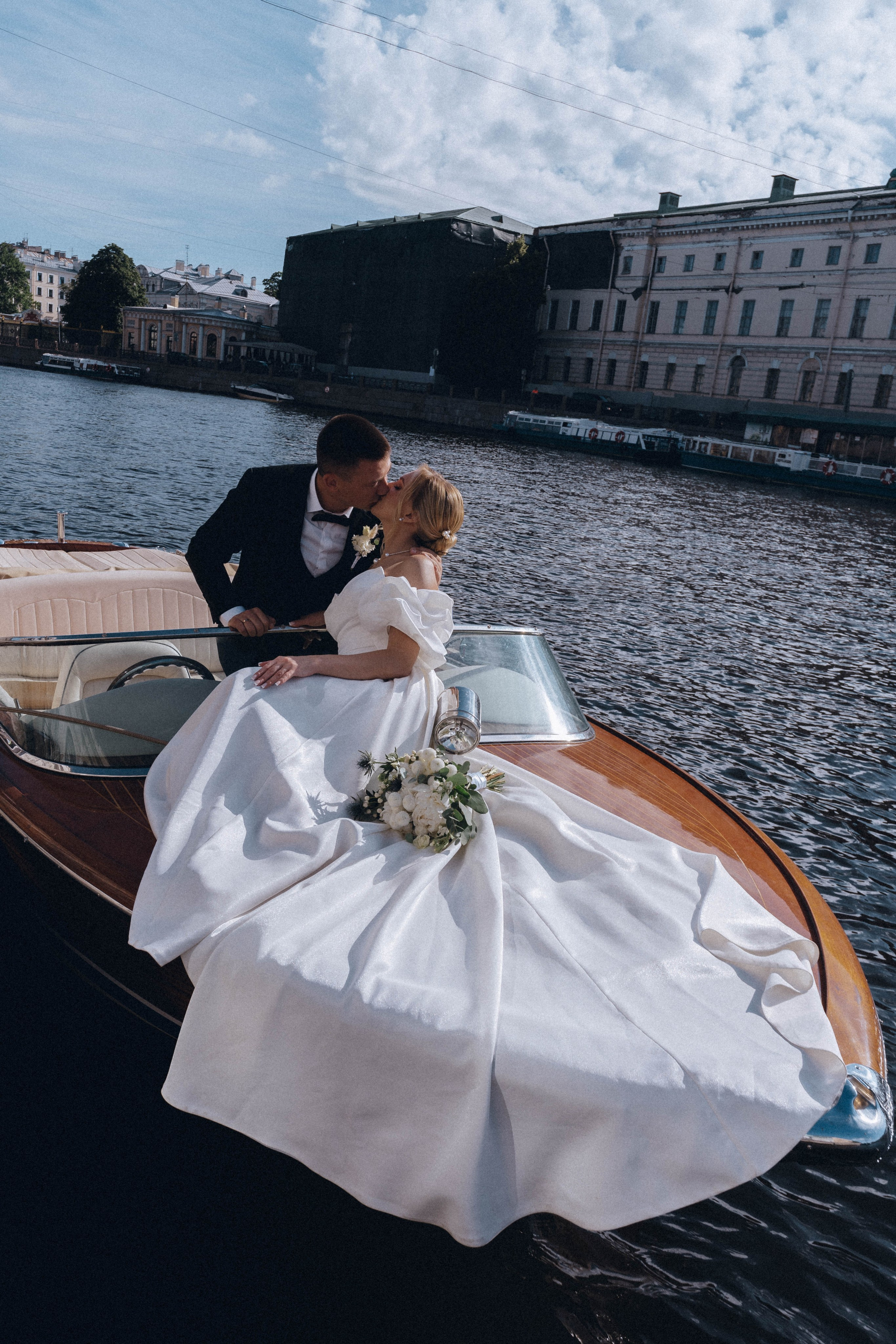 СВАДЕНБНАЯ СЬЕМКА НА КАТЕРЕ ПО КАНАЛАМ САНКТ-ПЕТЕРБУРГА И В АКВАТОРИИ НЕВЫ. Профессиональный фотограф, Санкт-Петербург — Виктория Богомолова