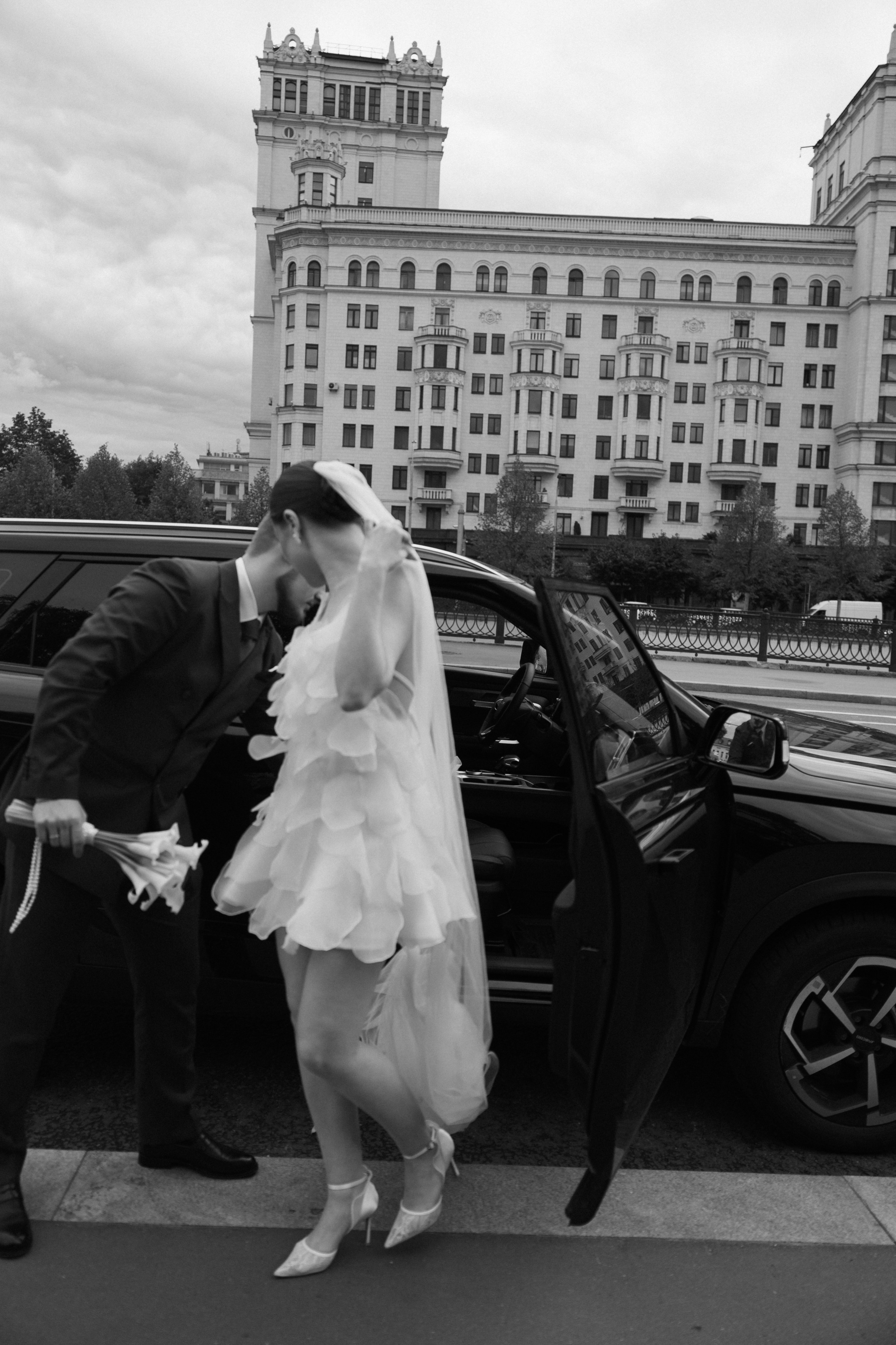 Ирина и Алексей | прогулка Котельническая наб. Свадебный фотограф Москва Анастасия Храмова