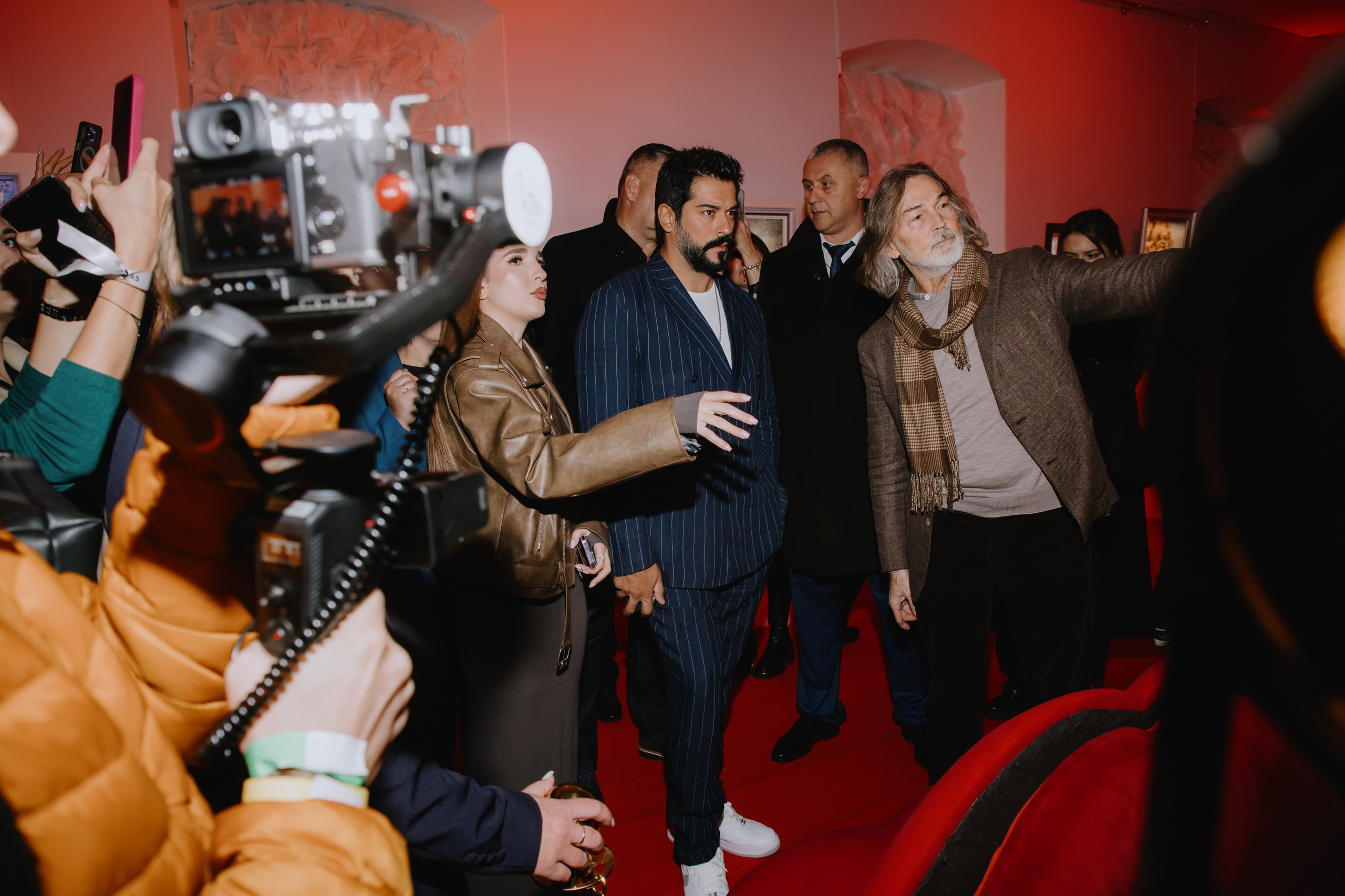 Бурак Озчивит посетил выставку Никаса Сафронова. Фотограф в Москве и Санкт-Петербурге Дарина