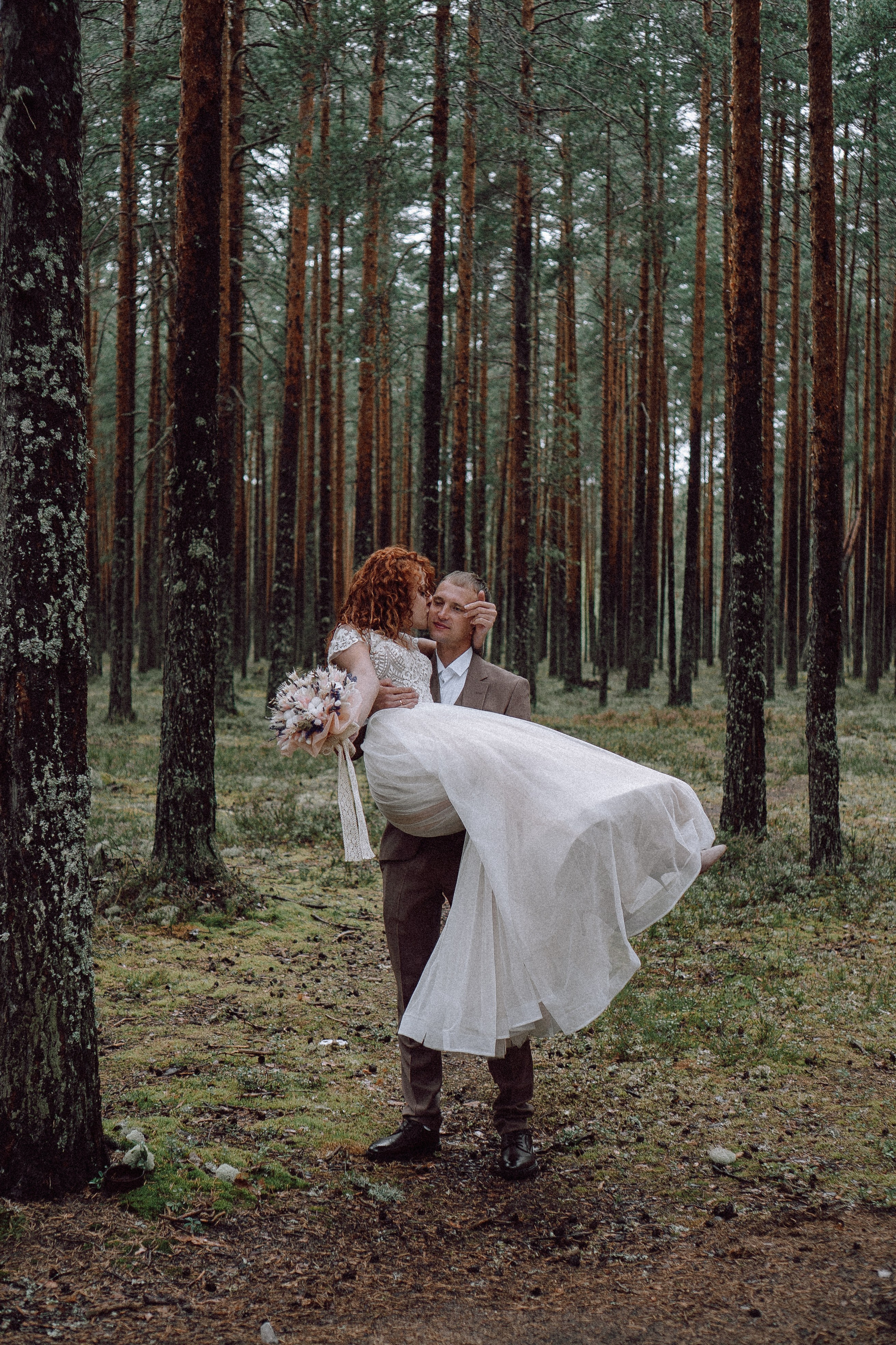 СВАДЕБНАЯ ФОТОСЕССИИЯ ПАРЫ В ГОРОДЕ ПРИОЗЕРСК В СОСНОВОМ ЛЕСУ И С ПИКАПОМ. Профессиональный фотограф, Санкт-Петербург — Виктория Богомолова