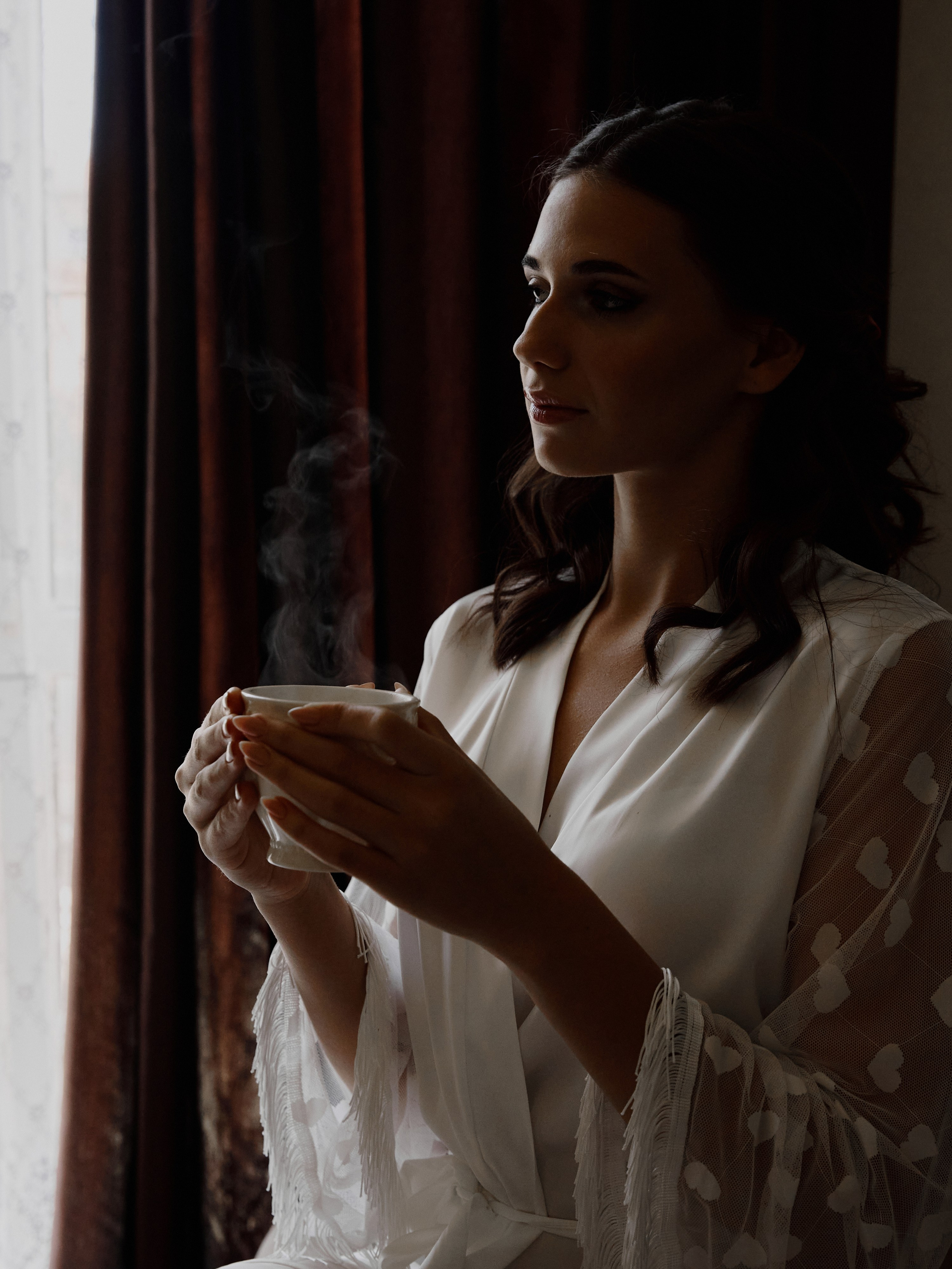 Невеста с чашкой кофе в Анапе