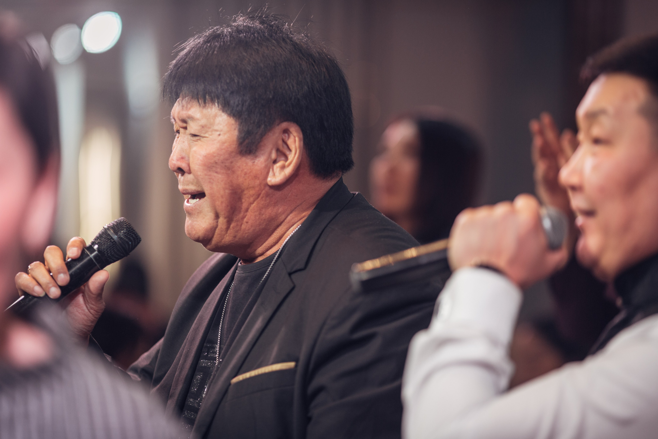 День рождения Любови в ресторане «Бурятия» — фотоотчёт праздника. Репортажный фотограф на дни рождения и юбилеи в Улан-Удэ — Алексей Раднаев