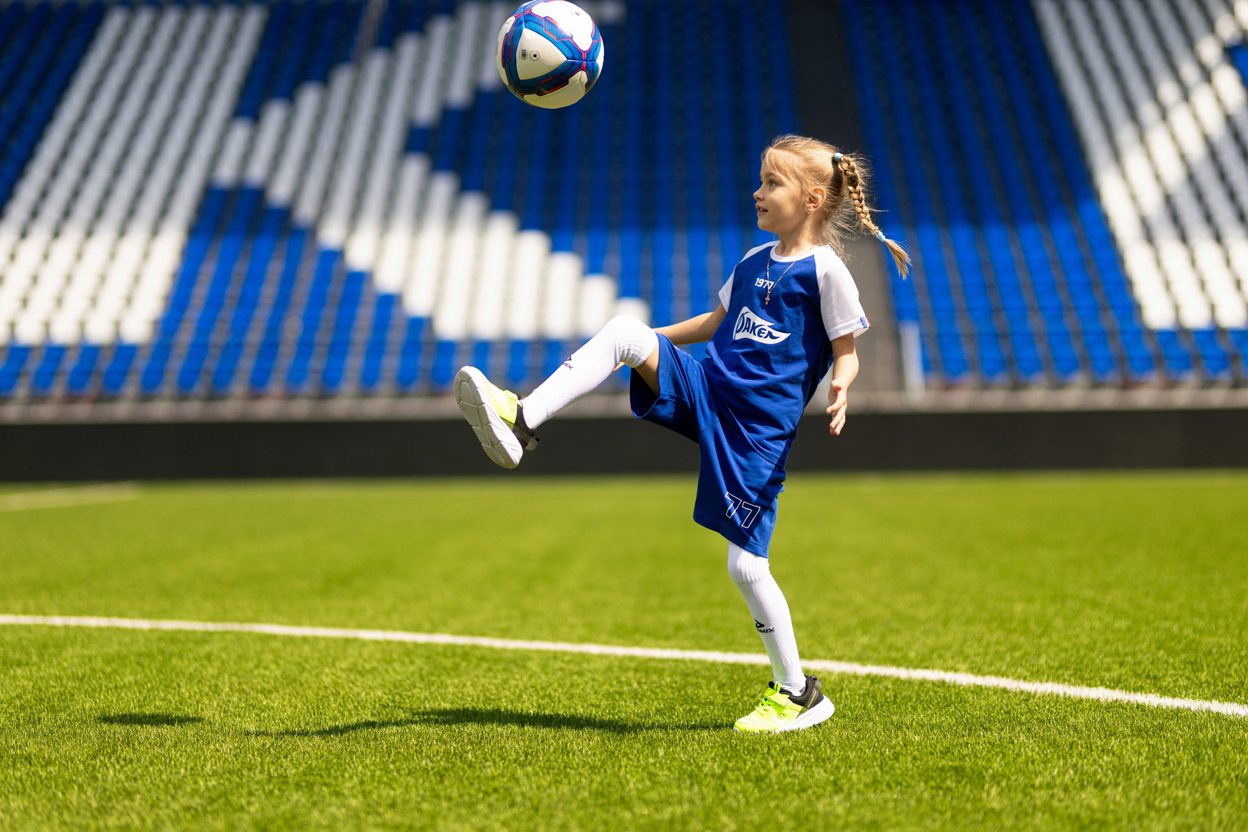 Детский портрет с Алисой на футбольном стадионе. Дмитрий Шульгин, портретный фотограф в Воронеже