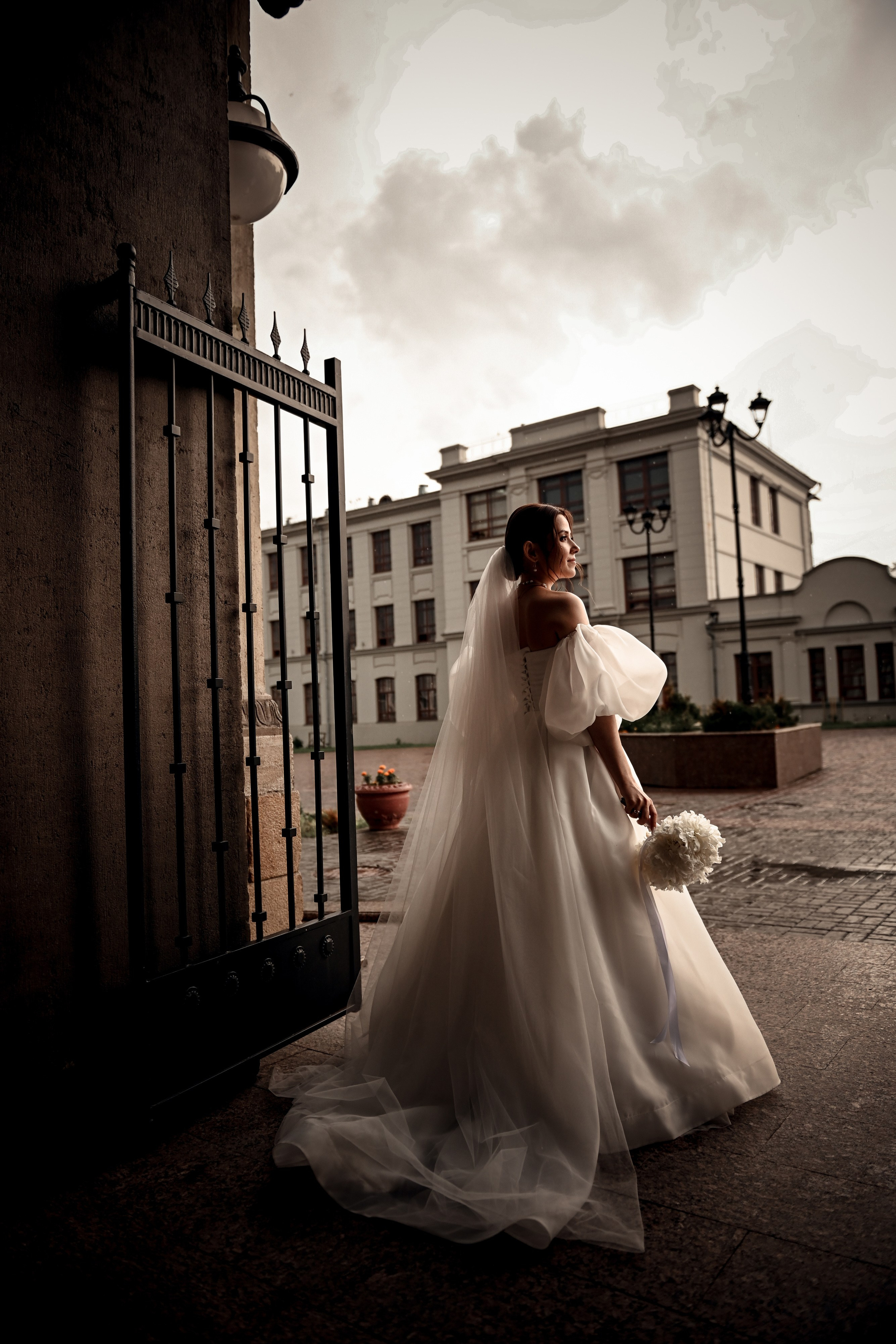 Небольшая свадебная серия в музее и прогулкой под дождем Эльмиры и Ризата. Свадебный, семейный, детский, контент фотограф в Омске Максим Ильин