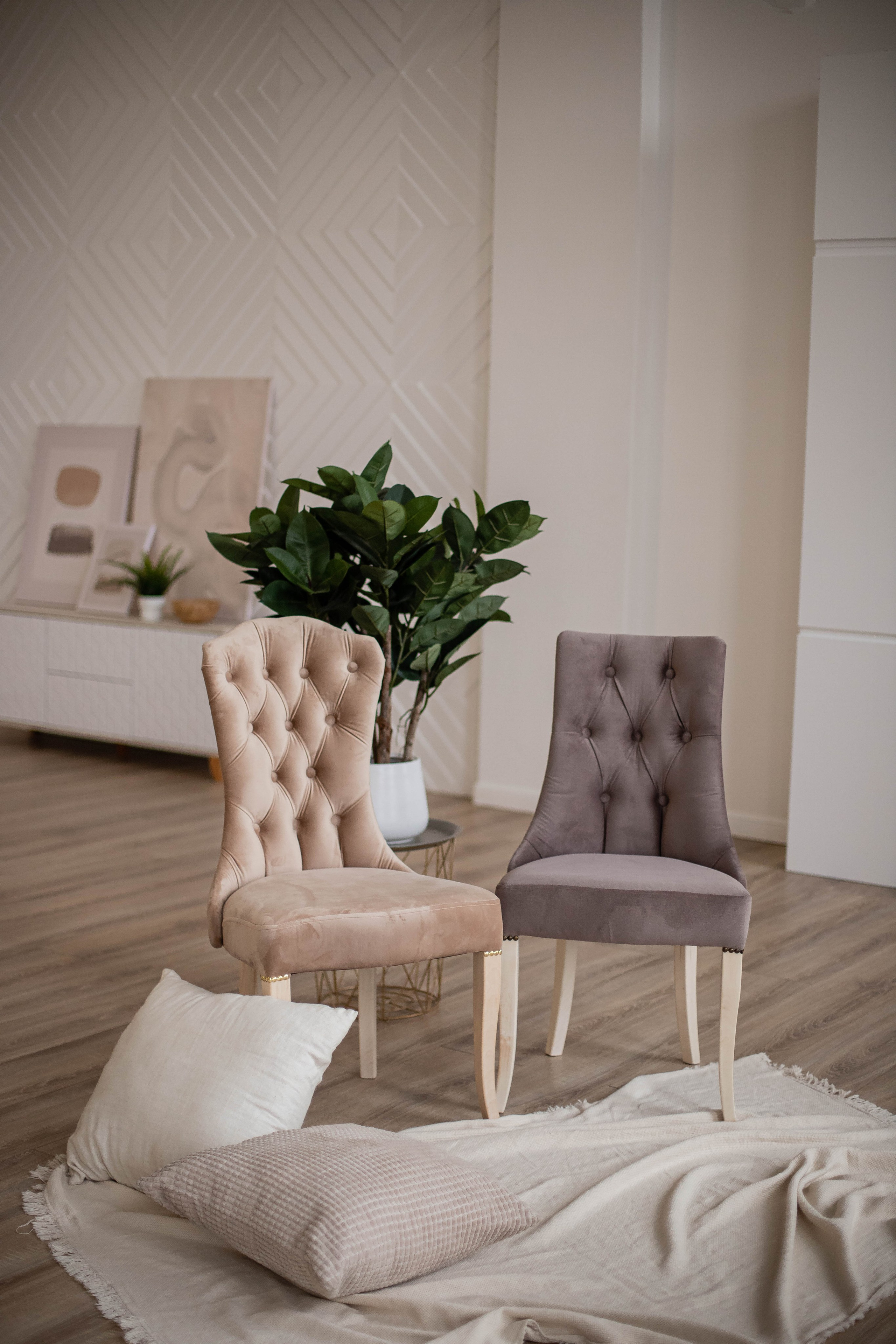 Стулья. Фотограф