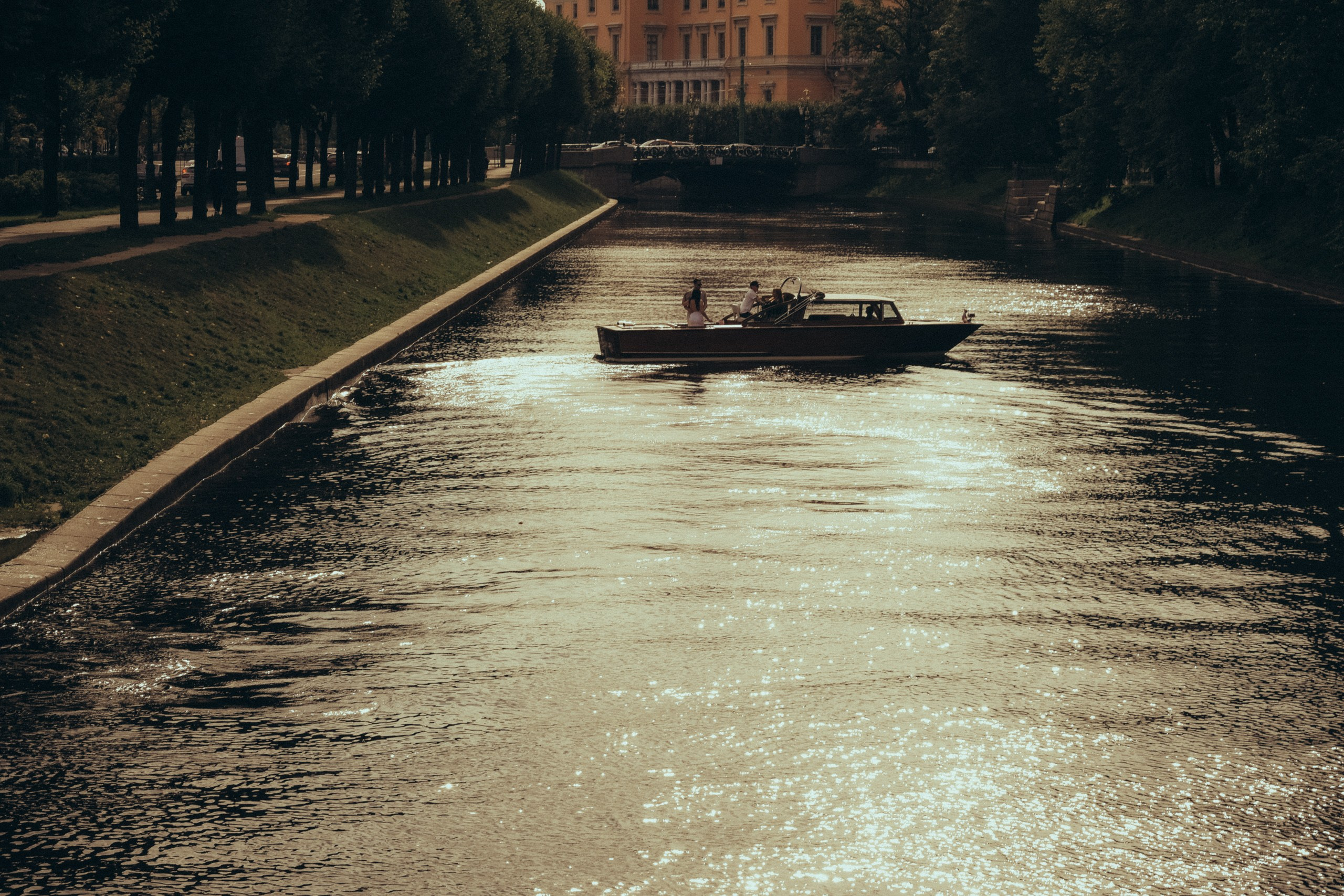 СВАДЕНБНАЯ СЬЕМКА НА КАТЕРЕ ПО КАНАЛАМ САНКТ-ПЕТЕРБУРГА И В АКВАТОРИИ НЕВЫ. Профессиональный фотограф, Санкт-Петербург — Виктория Богомолова