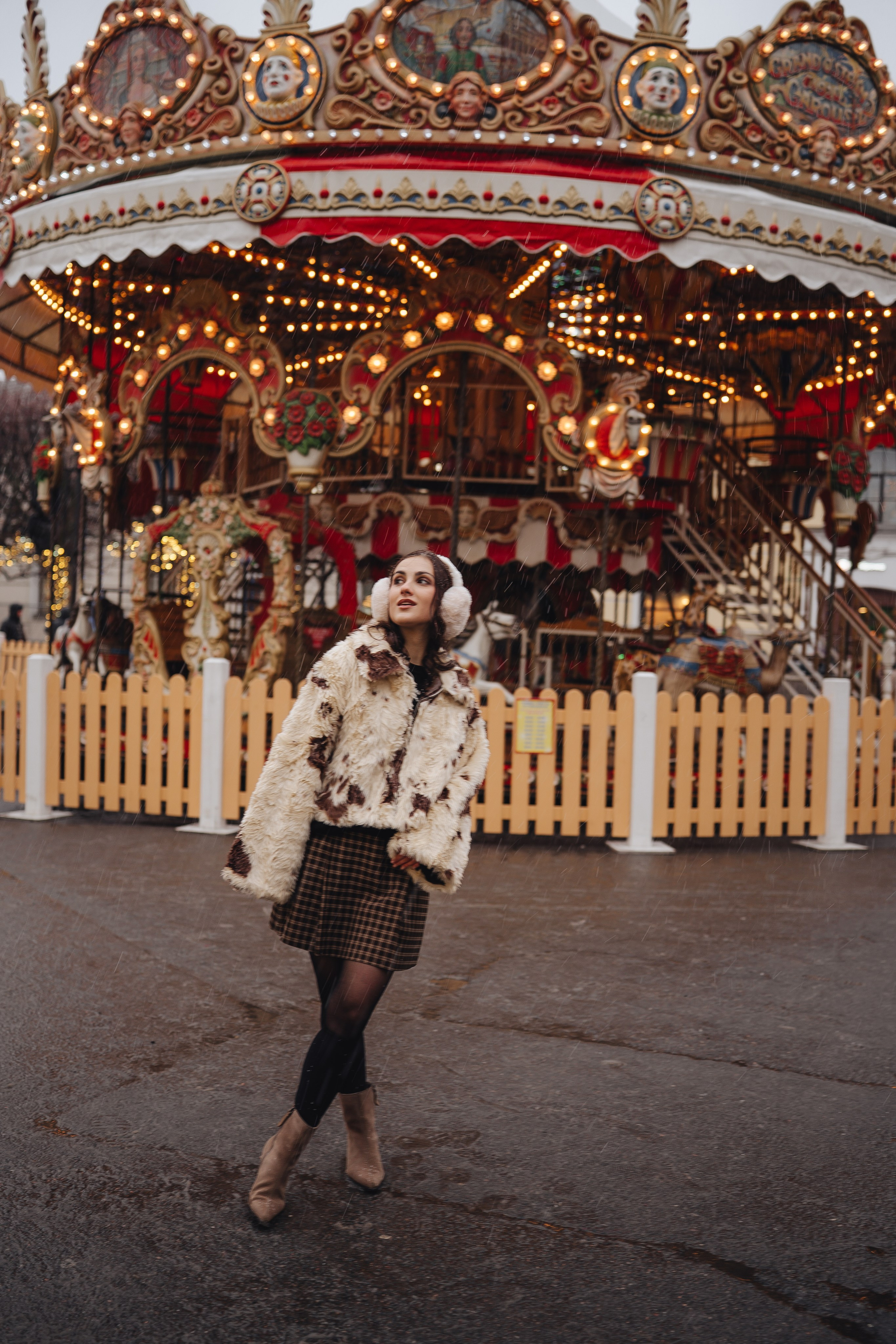 ПРОГУЛКА НА МАНЕЖНОЙ ПЛОЩАДИ ДЛЯ ДЕВУШКИ ПЕРЕД НОВЫМ ГОДОМ (НОВОГОДНЯЯ ФОТОСЕССИИЯ НА МАНЕЖНОЙ ПЛОЩАДИ). Профессиональный фотограф, Санкт-Петербург — Виктория Богомолова