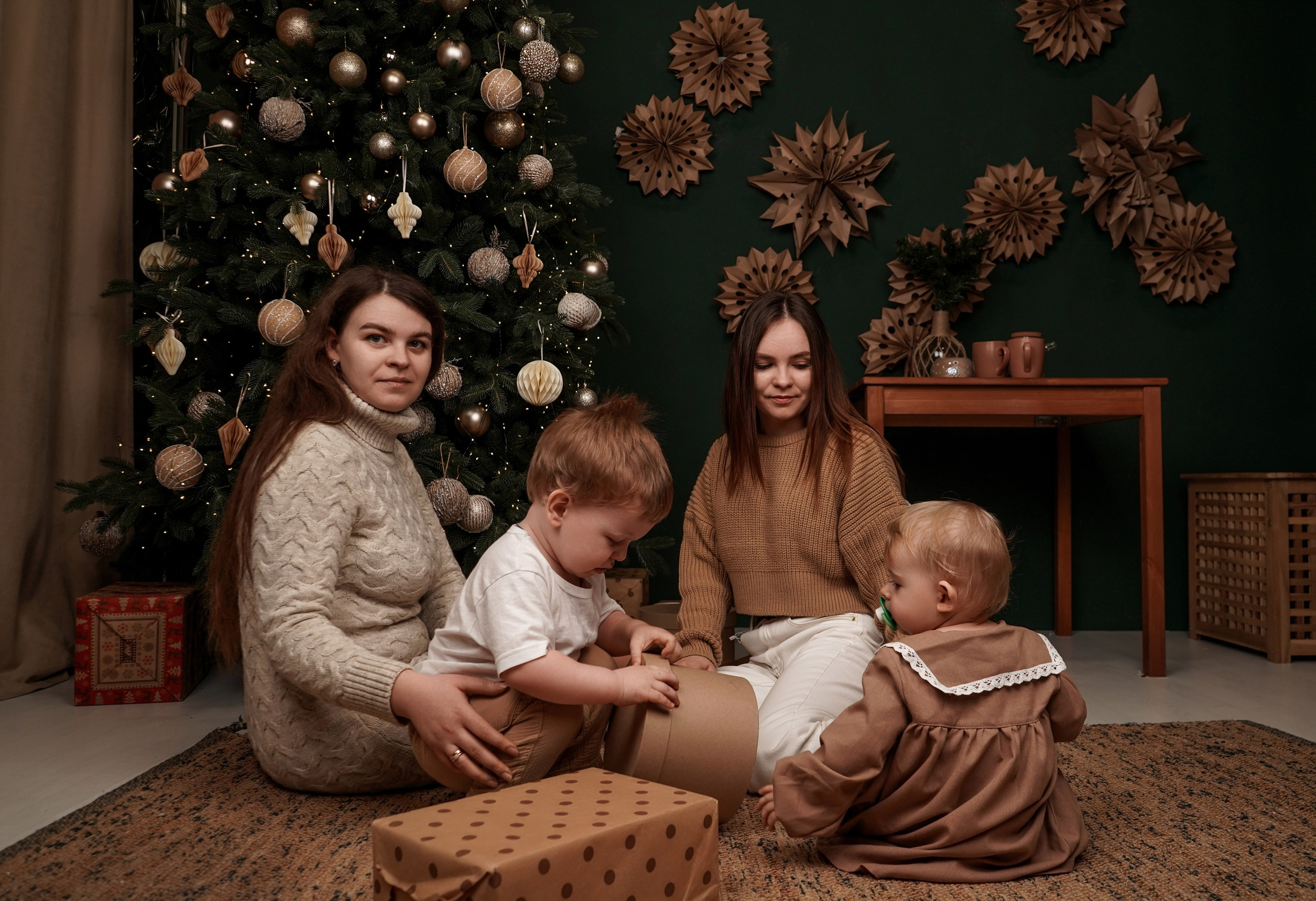 Новогодняя семейная фотосессия в фотостудии Рафинад. Фотограф Ростов-на-Дону и Новочеркасск. Свадебный фотограф в Ростове-на-Дону. Таинство Крещения и Венчания, семейные фотосессии. Алёна Чёботова