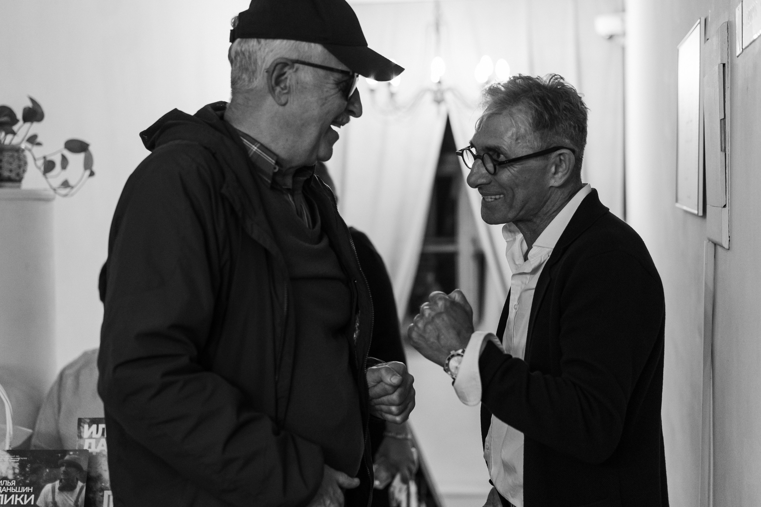 Съёмка открытия вытсавки художника Ильи Даньшина. Лиза Фирстова — самый добрый фотограф