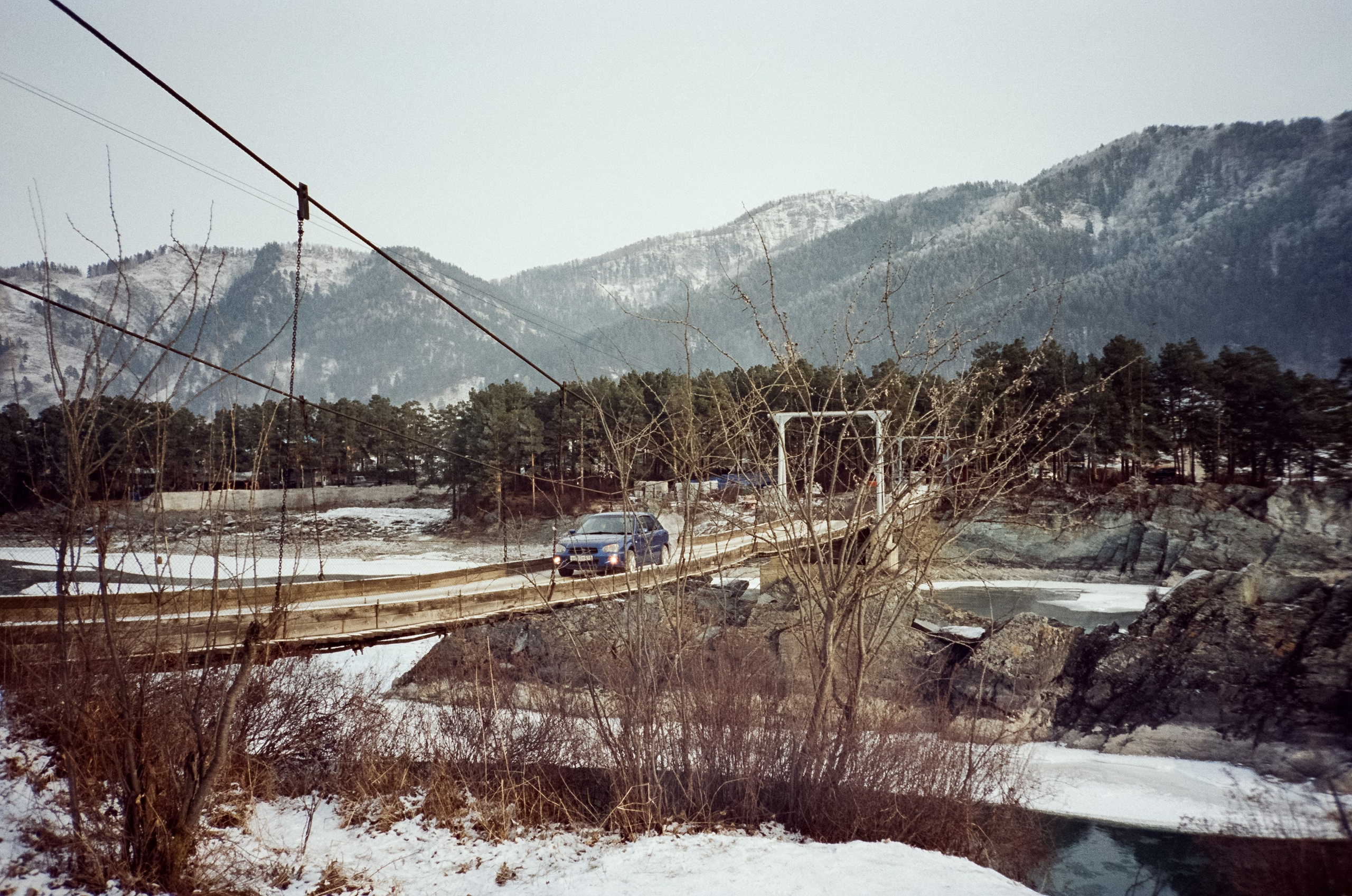 Мост над скалами Зубы Дракона. Зимняя Катунь. Фотограф-документалист Мария Осокина