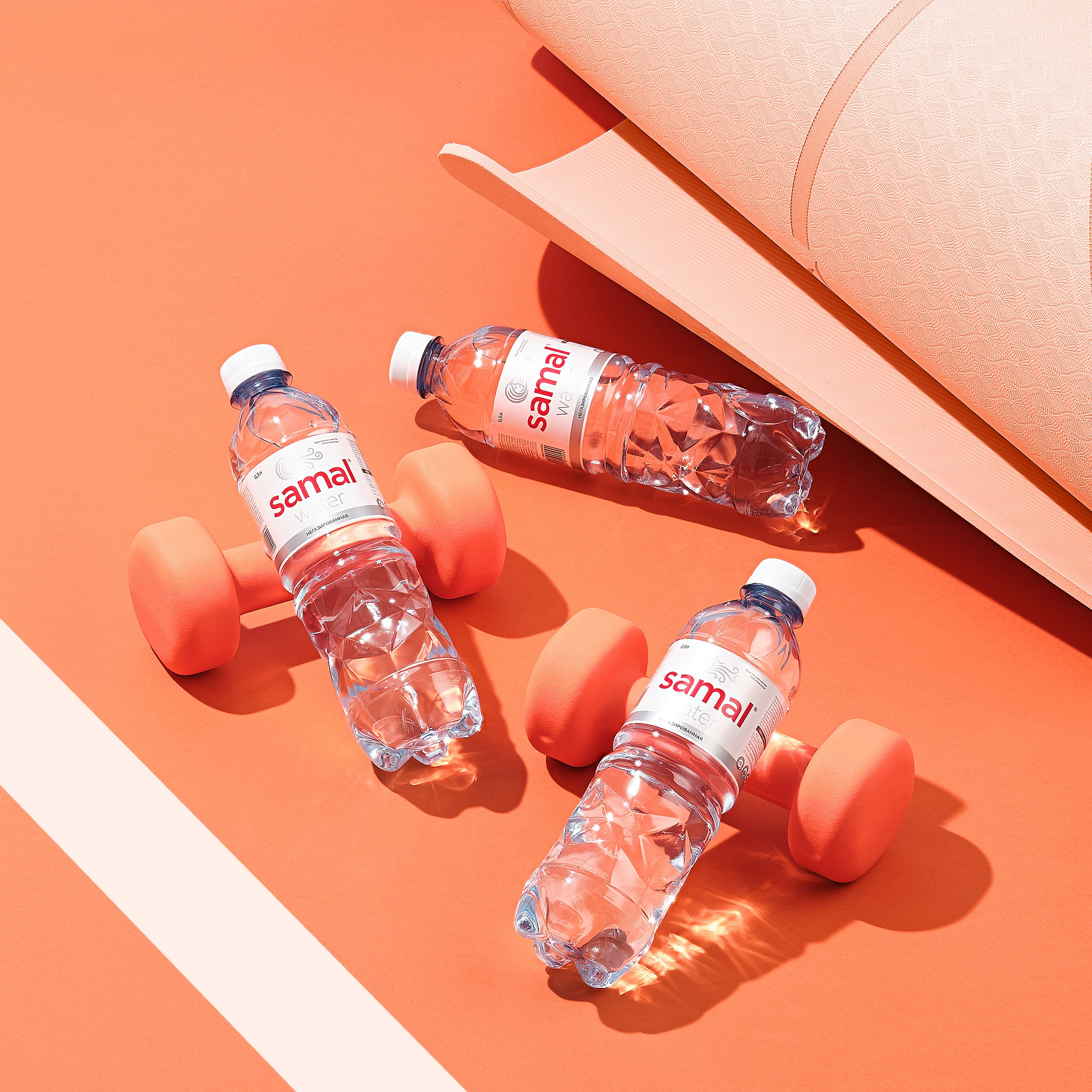 бутылки минеральной воды Samal с гантелями предметная фотосъёмка рекламная съёмка минеральной воды фотосъёмка в Алматы фотограф Ринат Каримов Казахстан