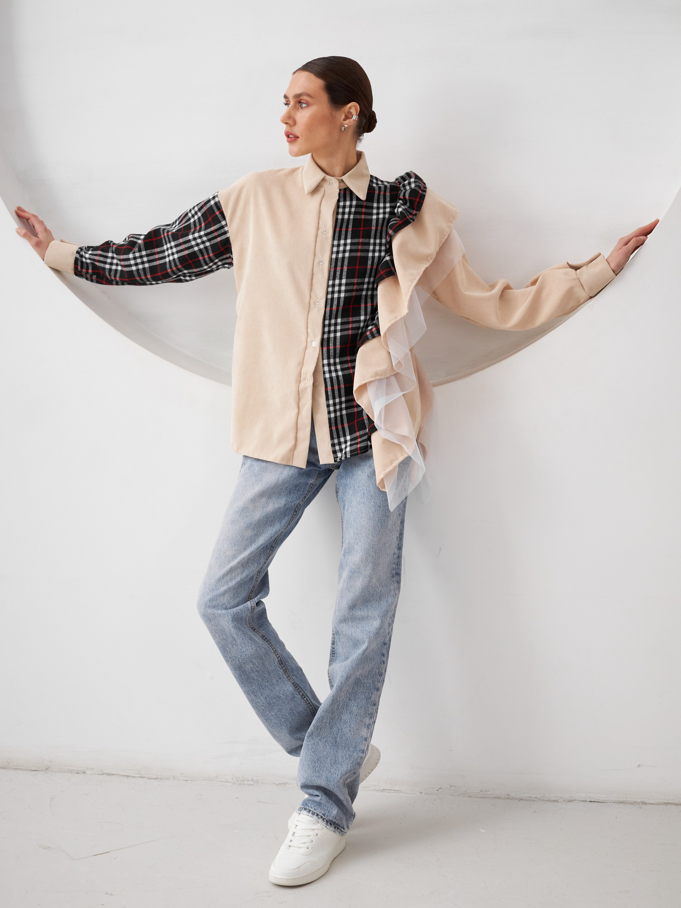 Фотосъемка рубашек с воланами Екатеринбург Wildberries ВБ Ozon Озон фотосессия одежды Екб заказать цена фотосъемка товара WB блузки Екб. Фотограф Екатеринбург Анастасия Жерновская | Маркетплейсы и нейрофото