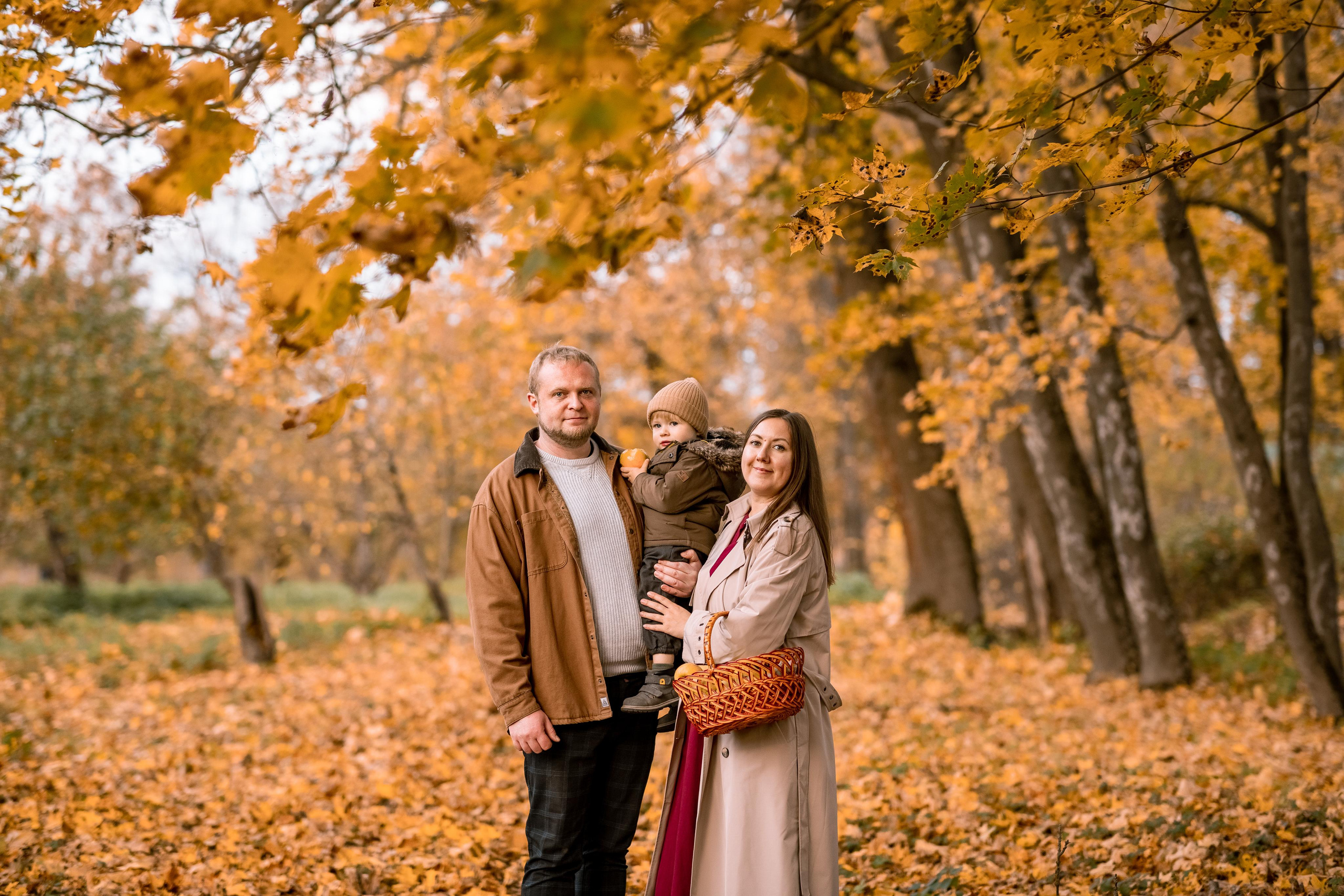 Осенняя фотопрогулка для семьи Ани и Вячеслава в Ясной Поляне. Женский семейный фотограф Тула Москва Захарова Анна