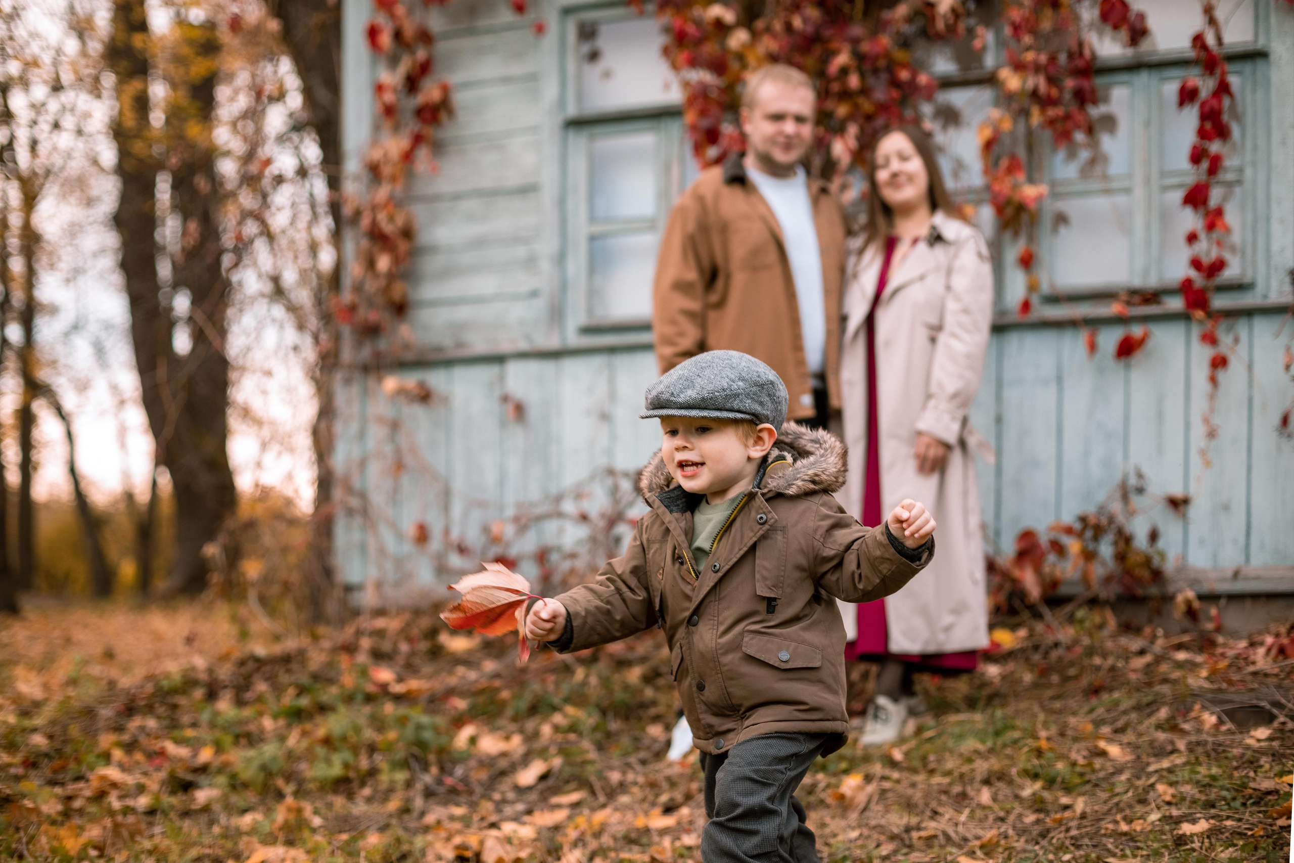 Осенняя фотопрогулка для семьи Ани и Вячеслава в Ясной Поляне. Женский семейный фотограф Тула Москва Захарова Анна