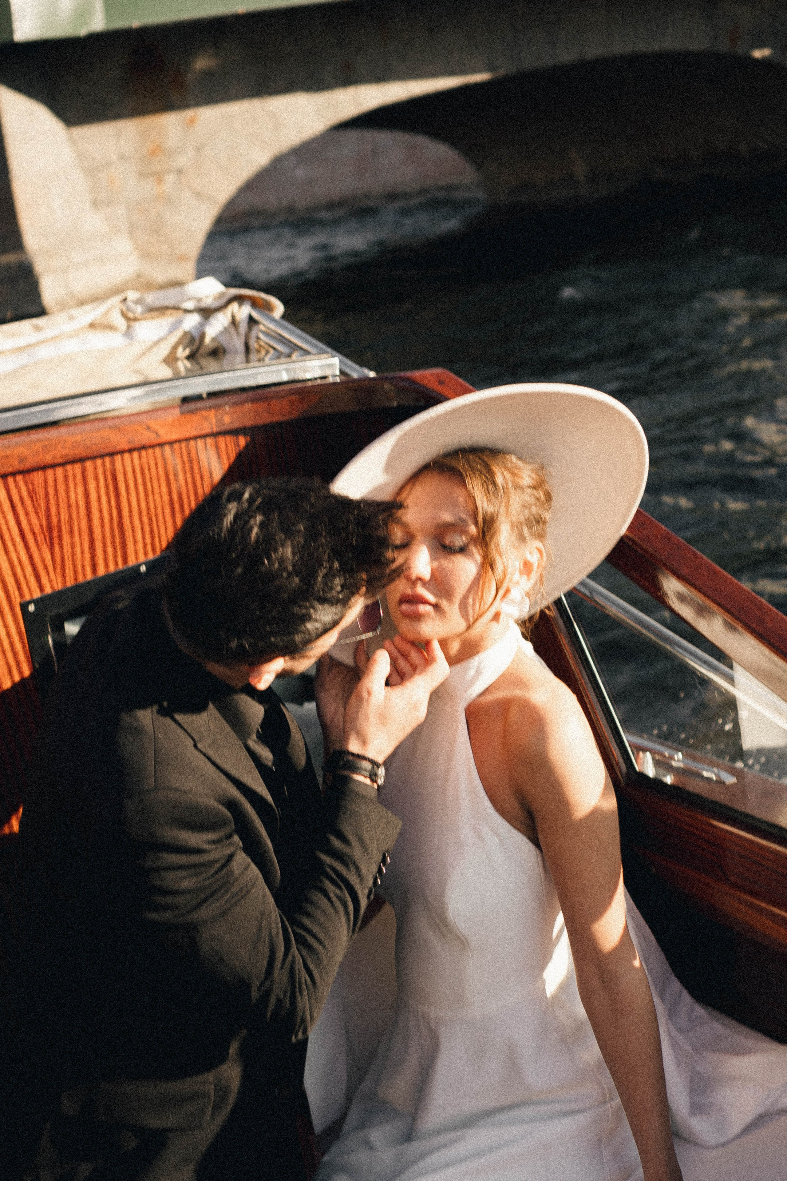 СВАДЕНБНАЯ СЬЕМКА НА КАТЕРЕ ПО КАНАЛАМ САНКТ-ПЕТЕРБУРГА И В АКВАТОРИИ НЕВЫ. Профессиональный фотограф, Санкт-Петербург — Виктория Богомолова