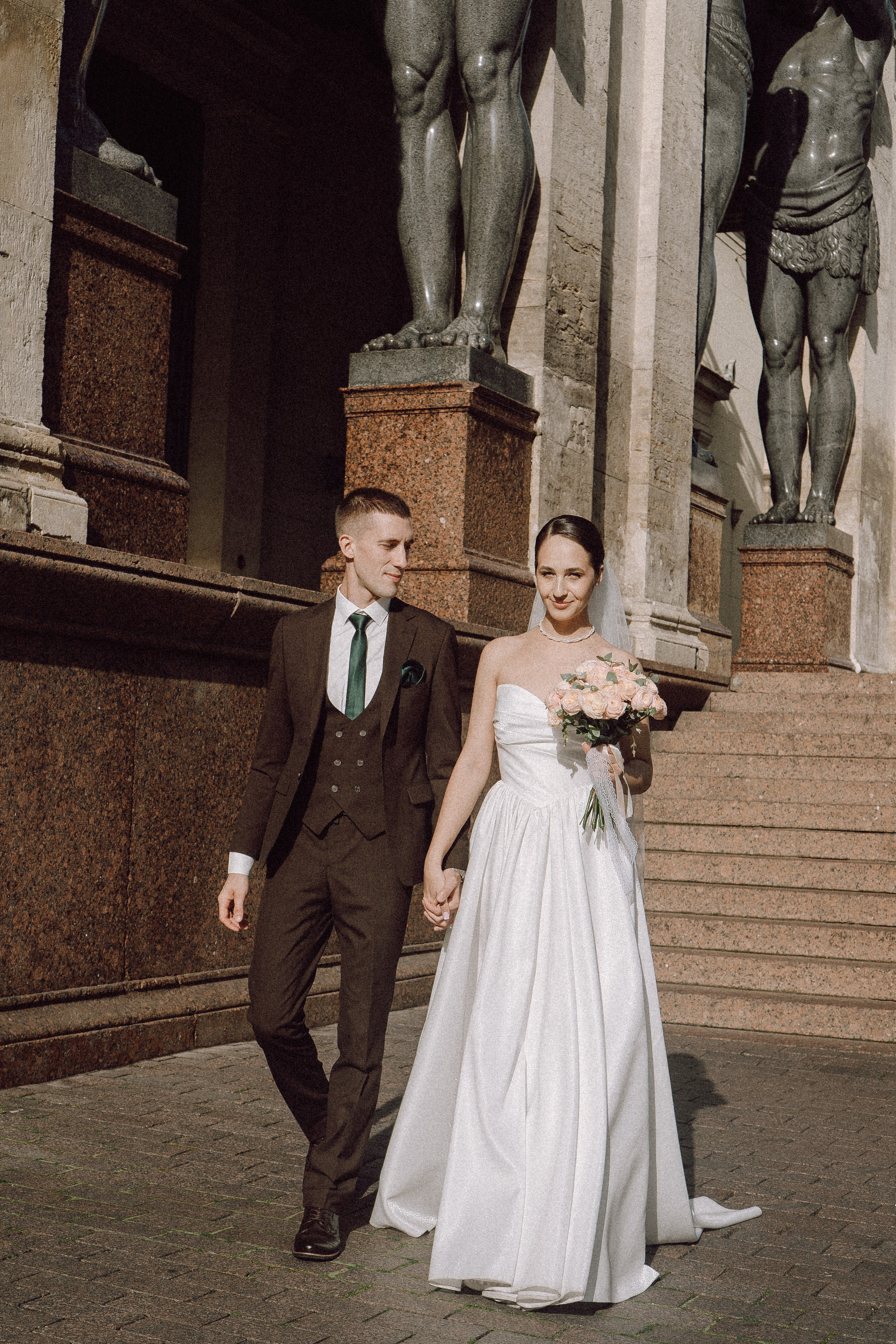 СВАДЕБНАЯ ПРОГУЛКА В САНТК-ПЕТЕРБУРГЕ (ИСАКИЕВСКИЙ СОБОР, ЗИМНЯЯ КАНАВКА, ЭРМИТАЖ И БОЛЬШАЯ МОРСКАЯ УЛИЦА). Профессиональный фотограф, Санкт-Петербург — Виктория Богомолова