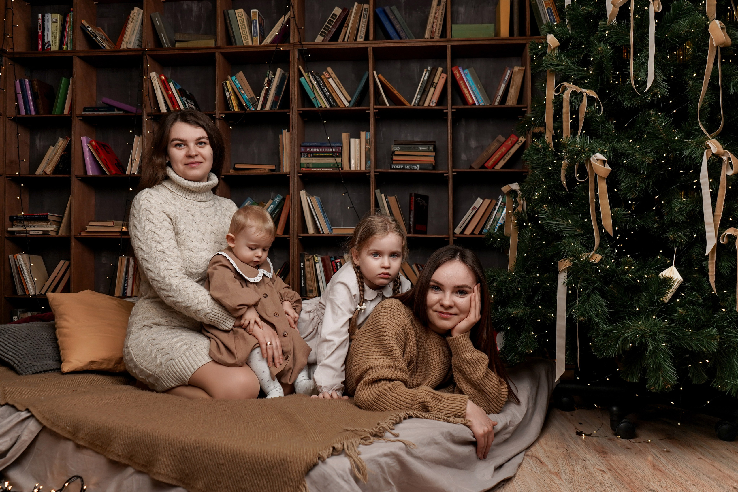 Новогодняя семейная фотосессия в фотостудии Рафинад. Фотограф Ростов-на-Дону и Новочеркасск. Свадебный фотограф в Ростове-на-Дону. Таинство Крещения и Венчания, семейные фотосессии. Алёна Чёботова