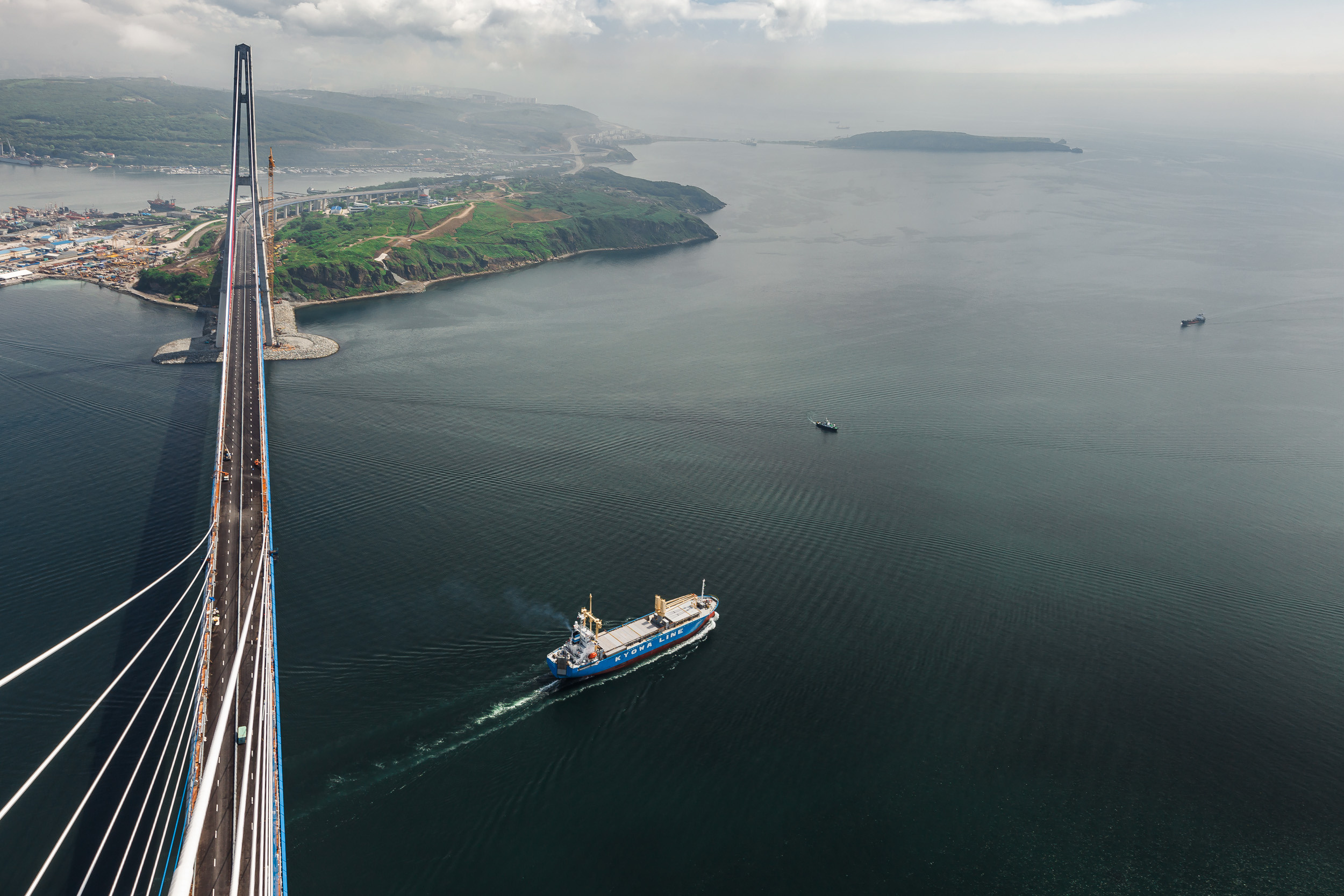 Фотосъемка строительства и инфраструктуры: Строительство моста на остров Русский