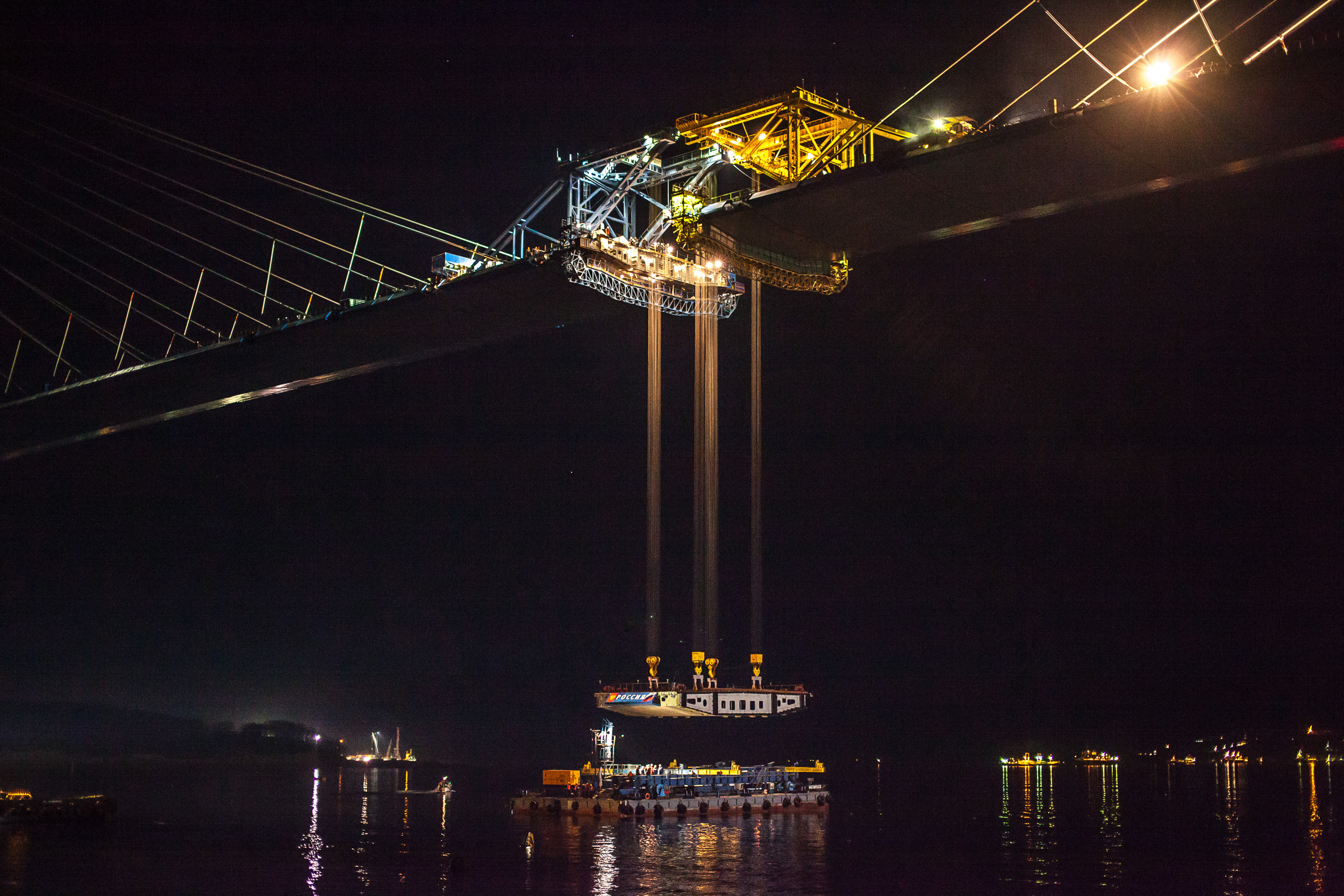 Фотосъемка строительства и инфраструктуры: Строительство моста на остров Русский